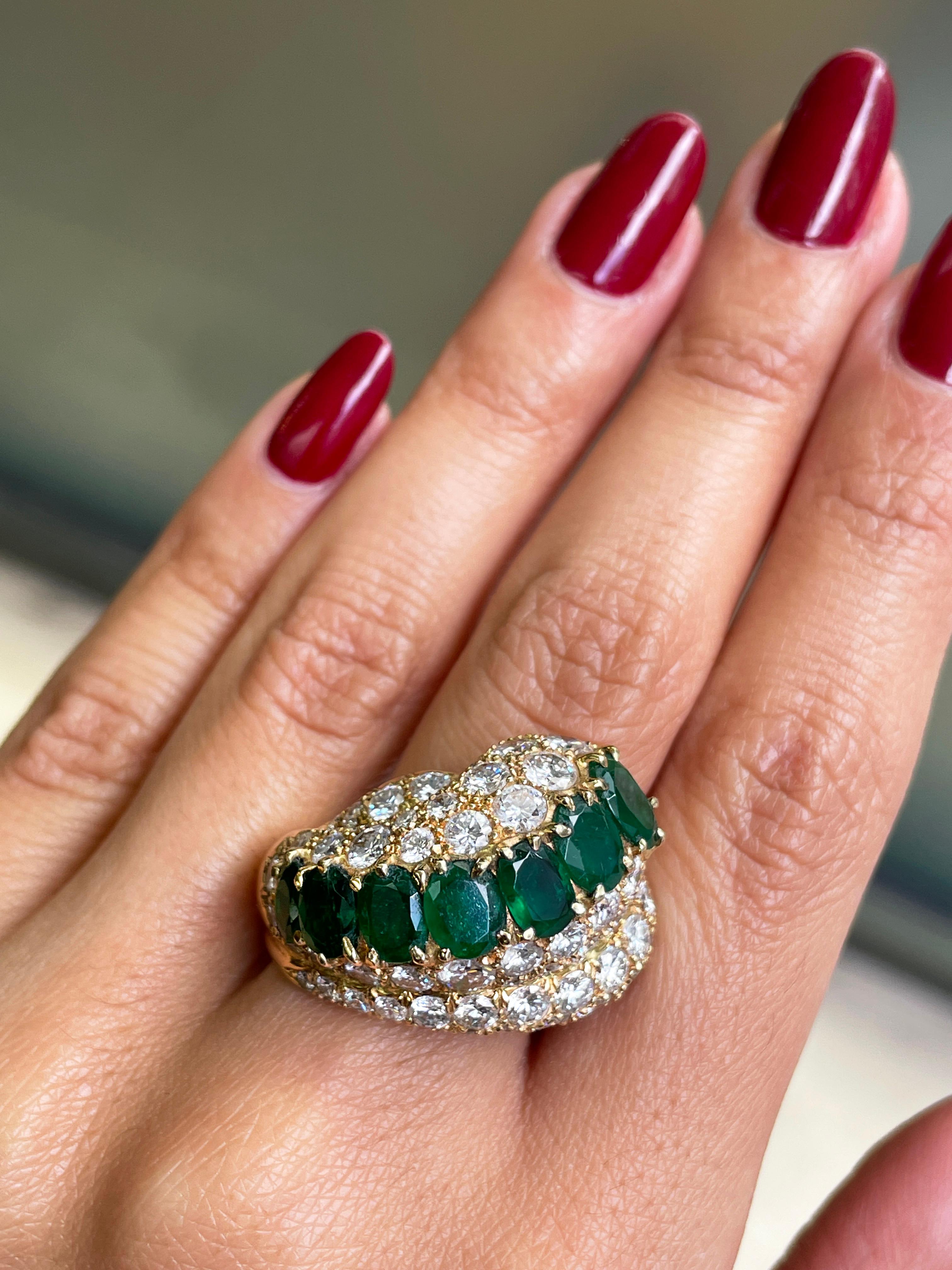 18 Karat Gelbgold Cocktail-Ring mit Smaragd und Diamant Damen im Angebot