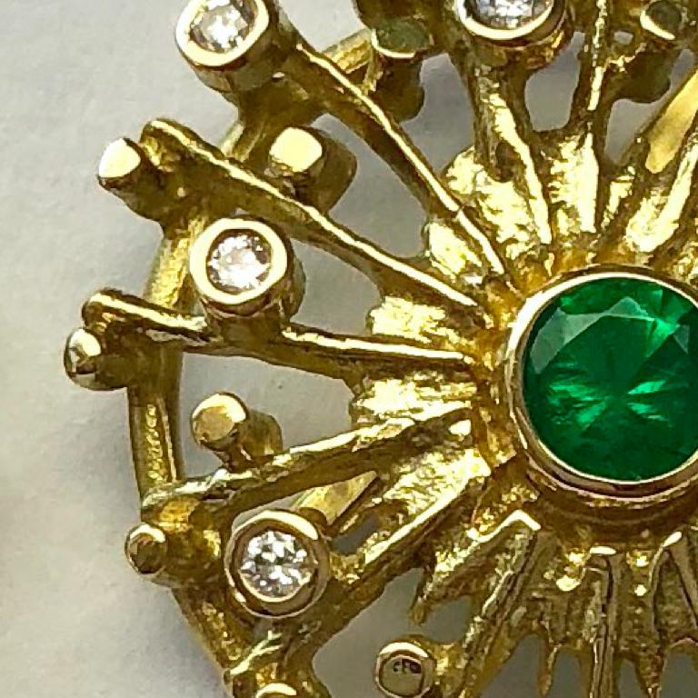 18 Carat Yellow Gold Emerald and Diamond Earrings In New Condition For Sale In London, GB