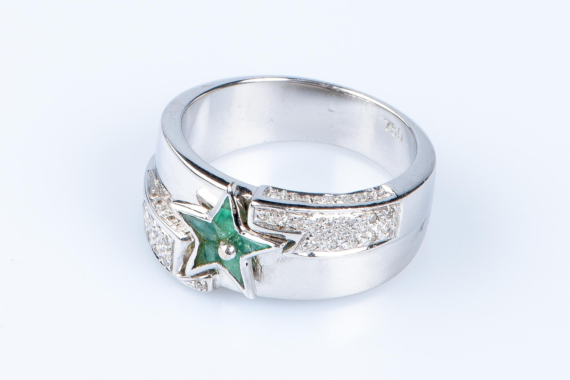 Star ring in 18-carat white gold, emeralds and diamonds For Sale 4