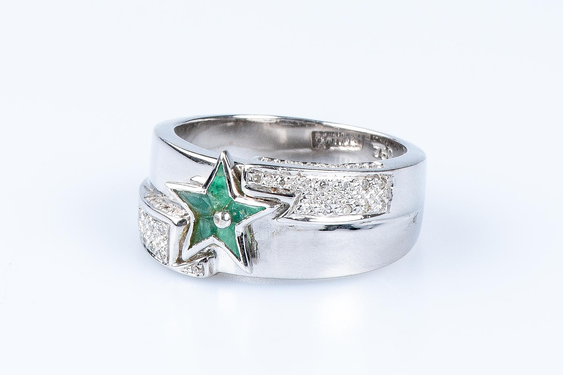 Star ring in 18-carat white gold, emeralds and diamonds For Sale 5