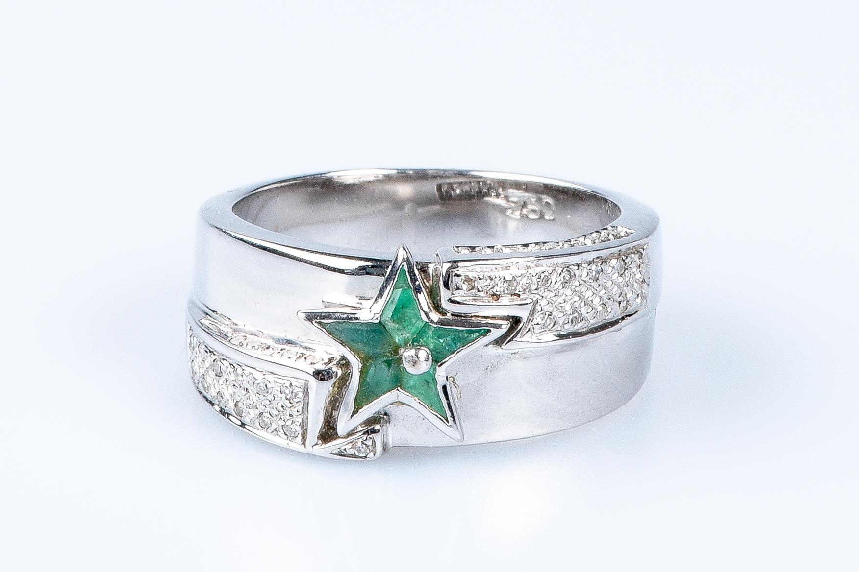 18 carat white gold star ring designed with 5 emeralds weighing 0.15 carats and 37 round brillant cut diamonds weighing 0.37 carats.

Quality of the diamond
Color : H
Clarity : SI

 Weight : 10.40 gr. 

Size: EU : 56  - SP/IT : 16 - US :