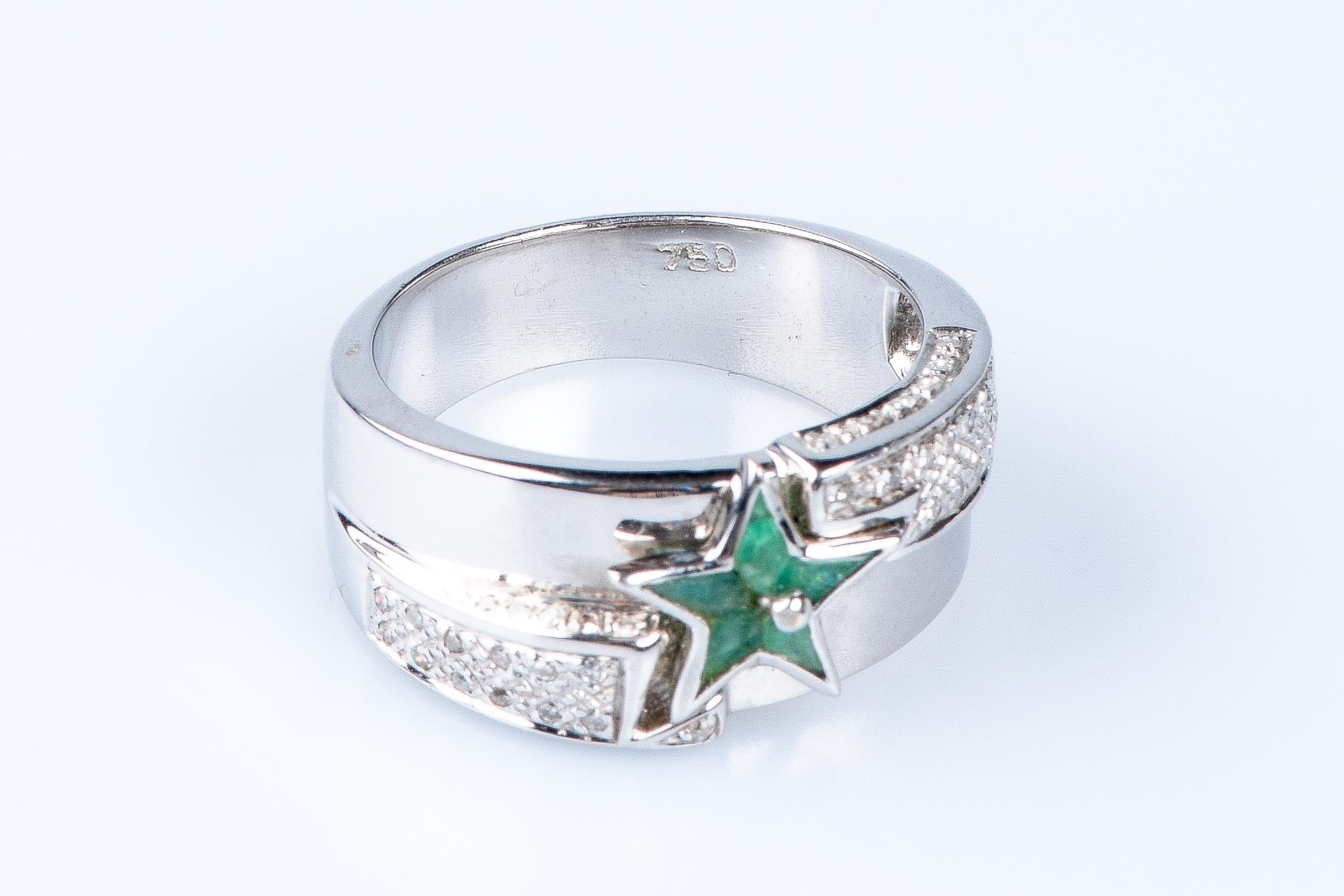 Taille ronde Bague étoile en or blanc 18 carats, émeraudes et diamants en vente
