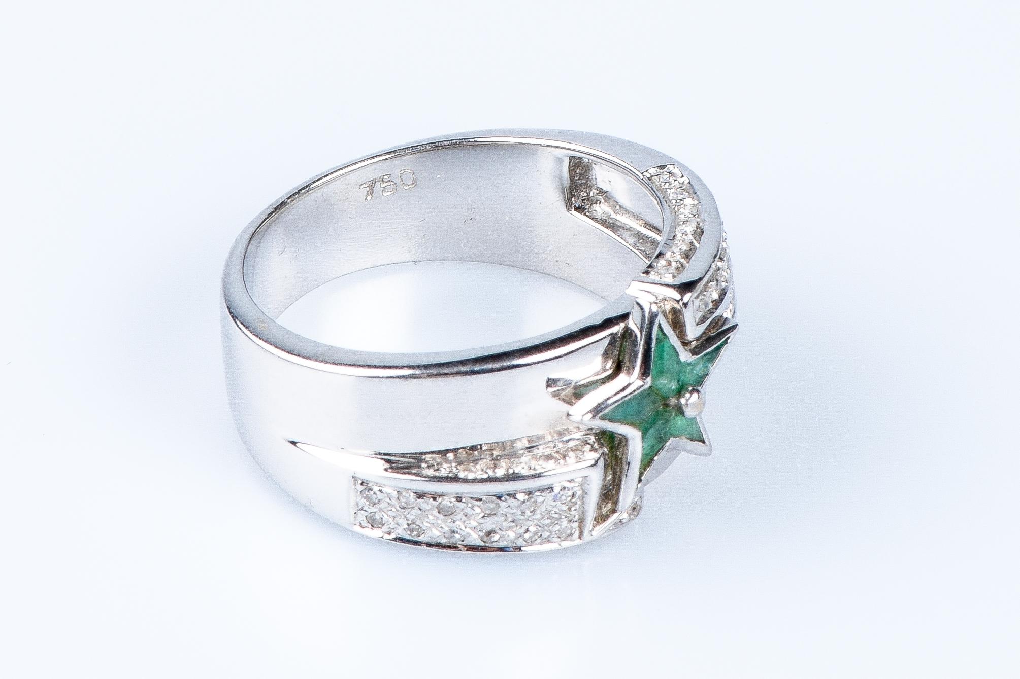 Round Cut Star ring in 18-carat white gold, emeralds and diamonds For Sale
