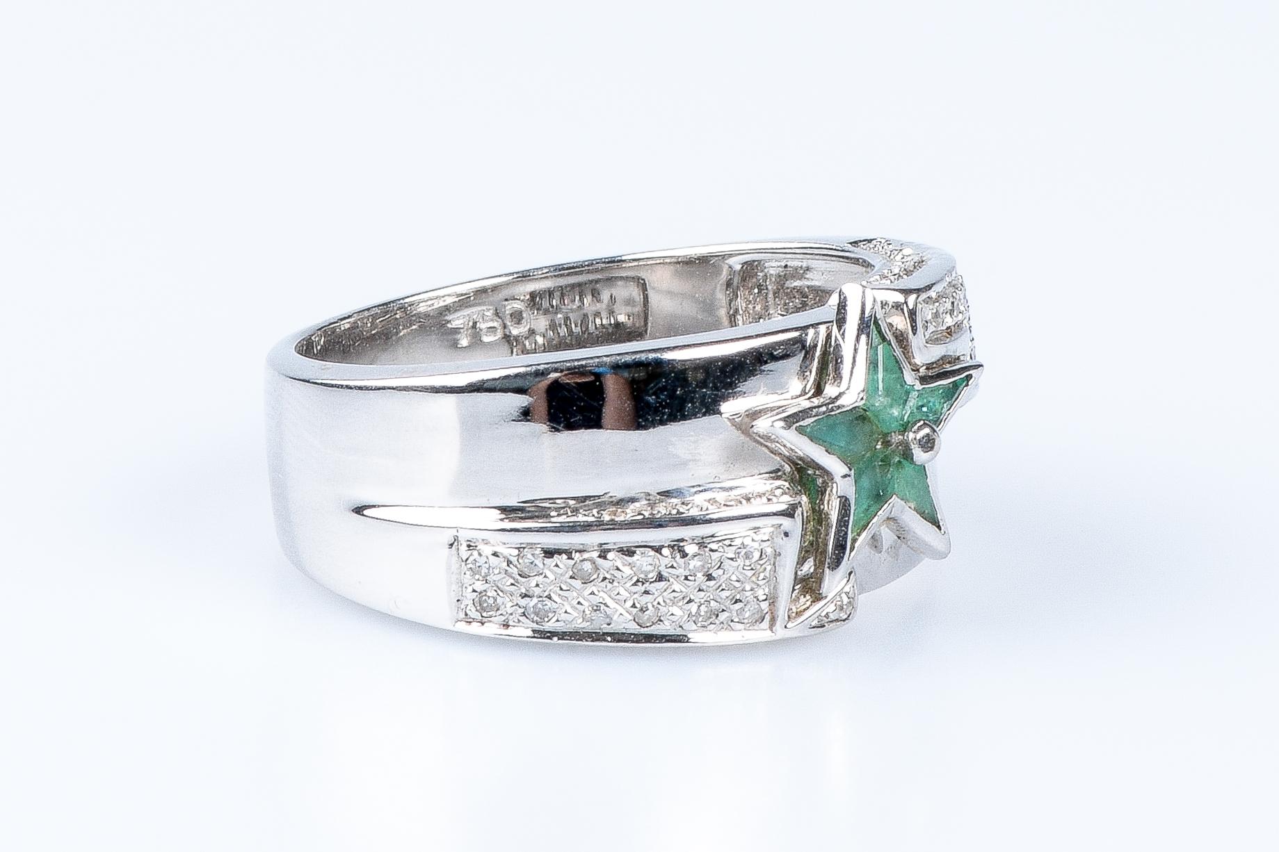 Star ring in 18-carat white gold, emeralds and diamonds In Excellent Condition For Sale In Monte-Carlo, MC