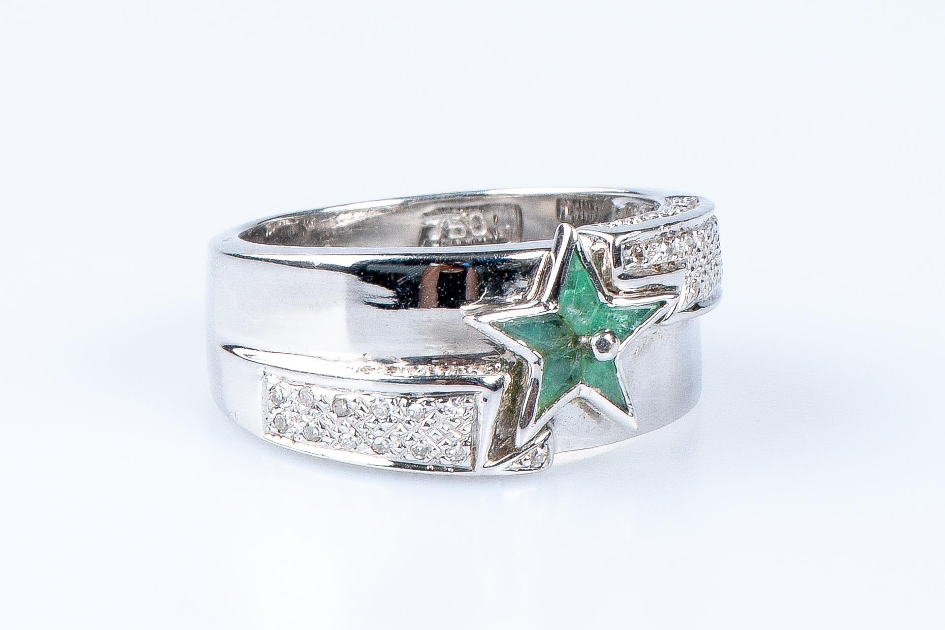 Women's Star ring in 18-carat white gold, emeralds and diamonds For Sale