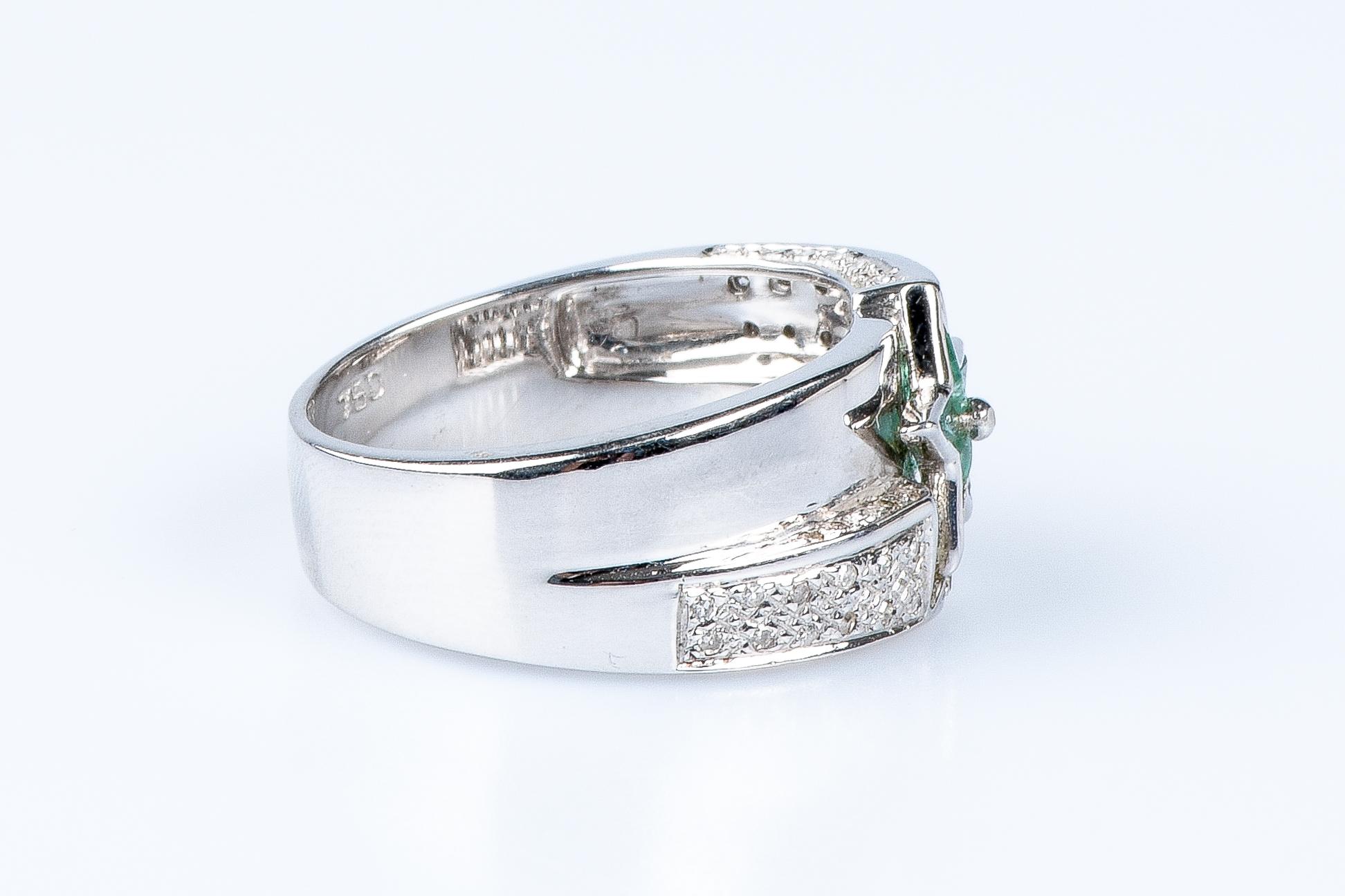Star ring in 18-carat white gold, emeralds and diamonds For Sale 1