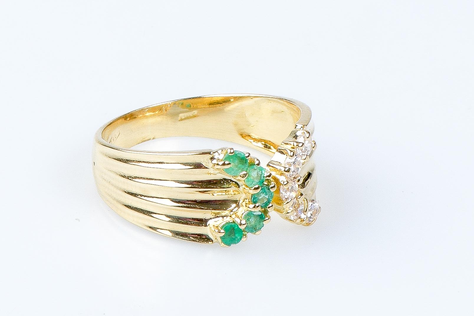 Round Cut 18 carat yellow gold emeralds and zirconium oxides ring For Sale