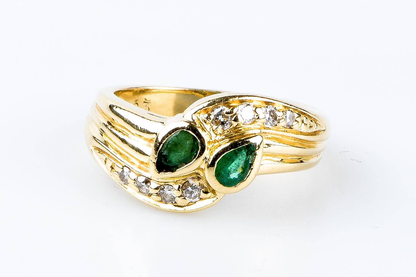 Round Cut 18 carat yellow gold emeralds diamonds ring For Sale