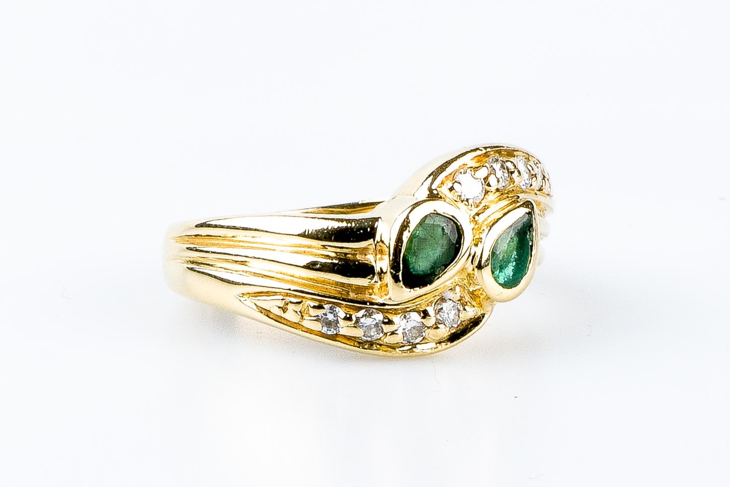 18 carat yellow gold emeralds diamonds ring In Excellent Condition For Sale In Monte-Carlo, MC