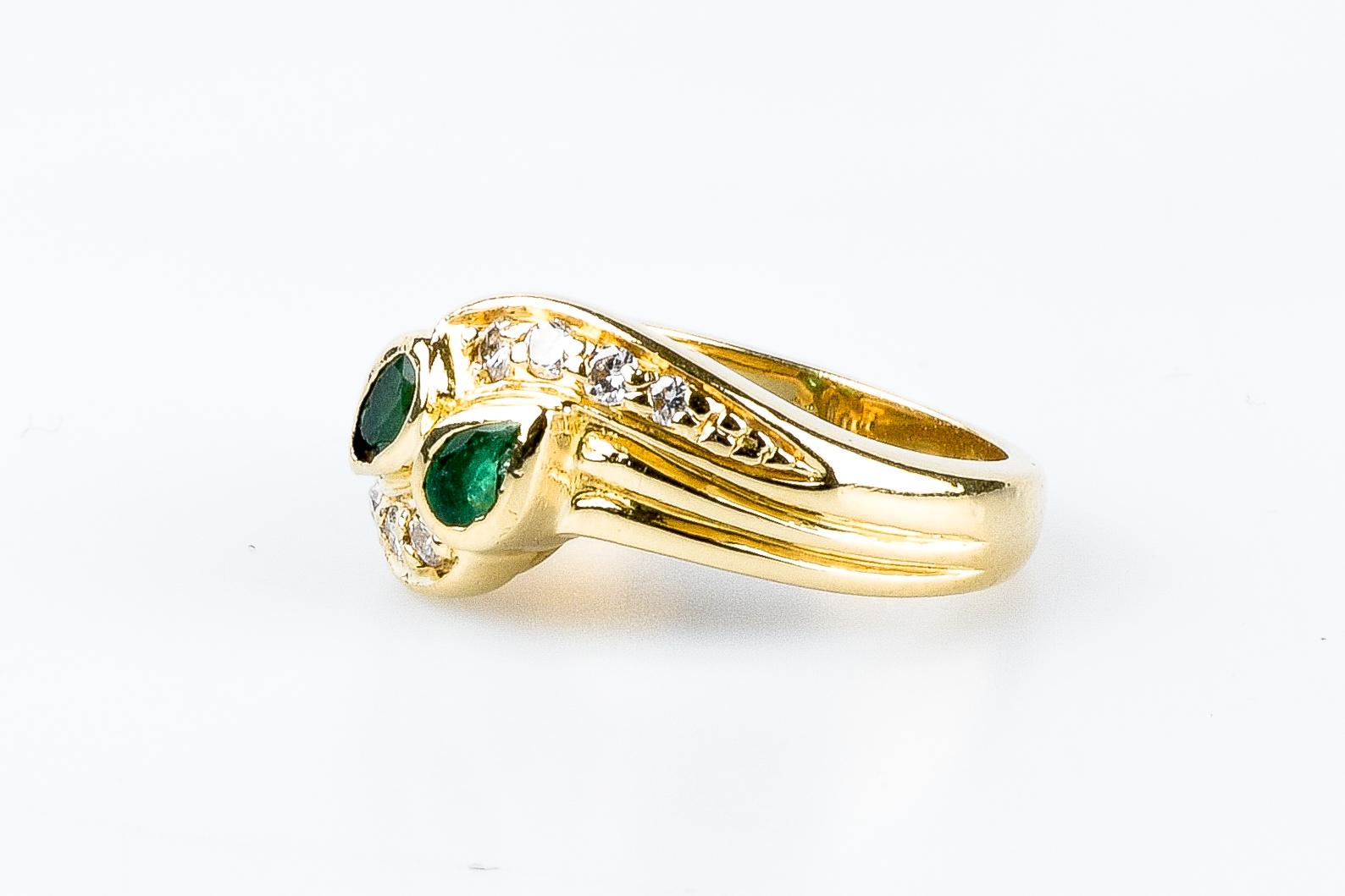 18 carat yellow gold emeralds diamonds ring For Sale 3