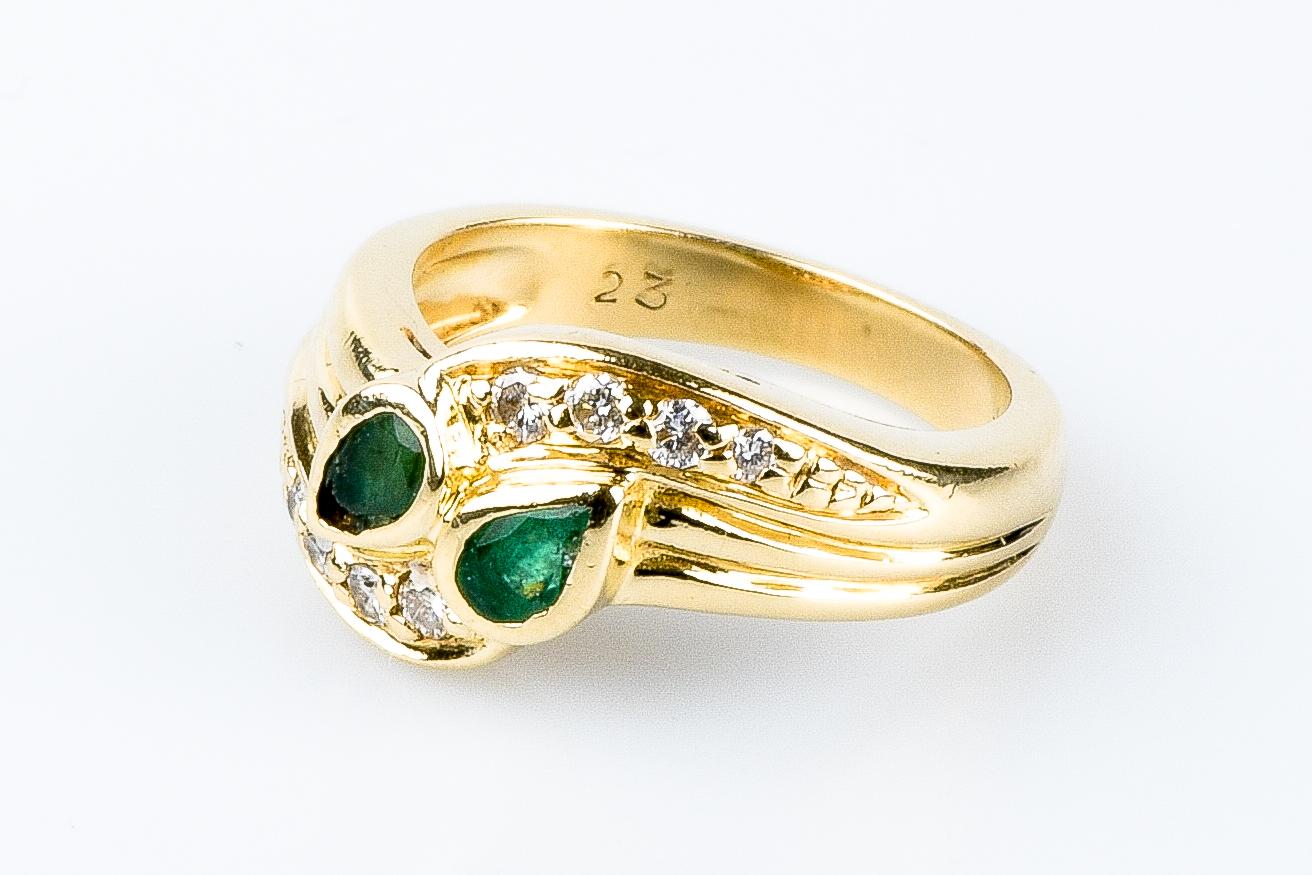 18 carat yellow gold emeralds diamonds ring For Sale 4