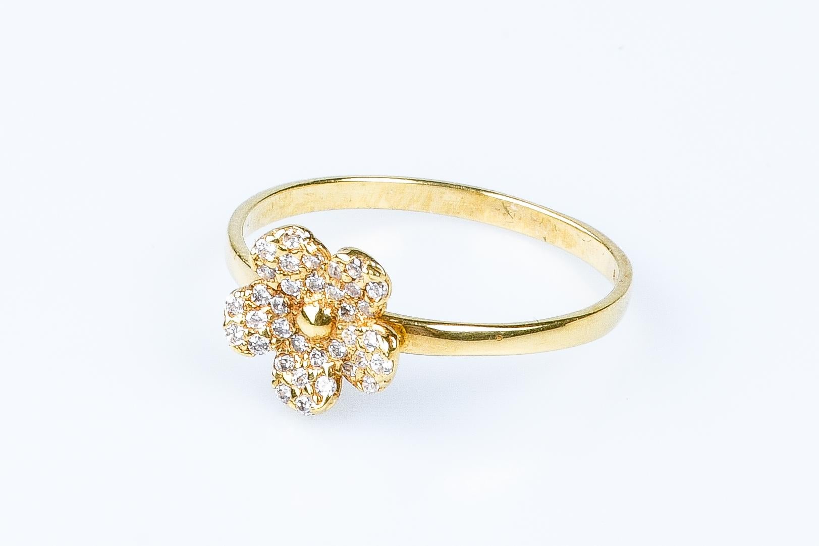 18 carat yellow gold flower ring For Sale 6
