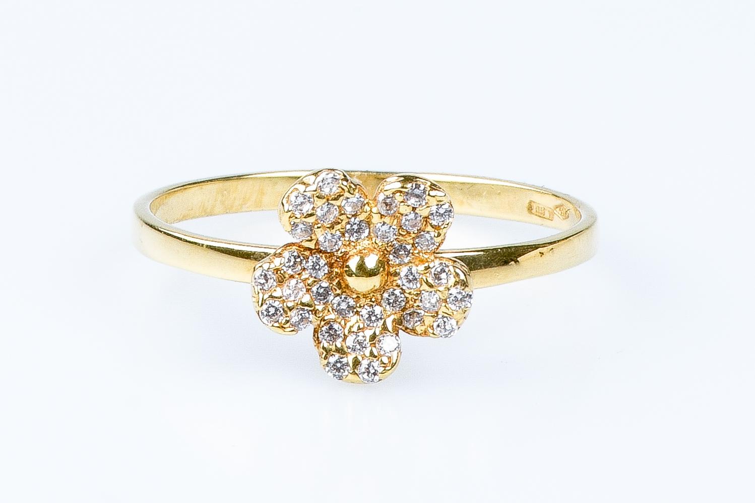18 carat yellow gold ring designed with 34 zirconium oxides.

 Weight : 2.20 gr. 

Size: EU : 59 - ESP/IT : 19 - US : 9

Dimensions : 0.70 x 0.70 cm 
Width : 0.20 cm

Jewel delivered in a luxurious box. 

Condition : Like new

18 carat gold eagle