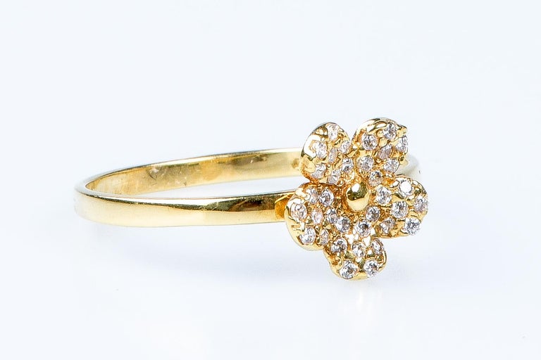 18 carat yellow gold flower ring For Sale at 1stDibs
