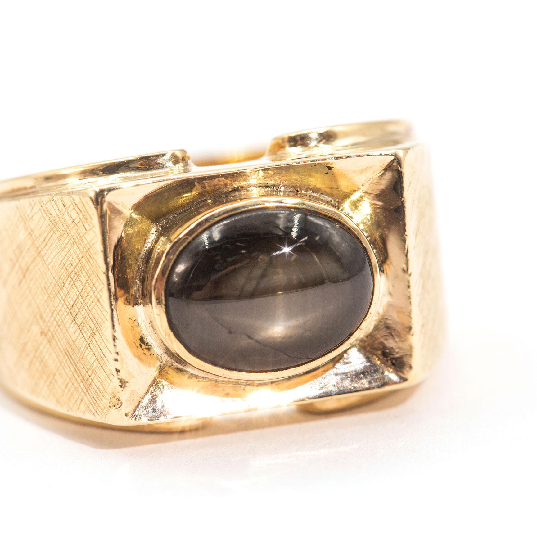 18 Carat Yellow Gold Natural Oval 6 Ray Star Sapphire Mens Vintage Signet Ring In Good Condition In Hamilton, AU