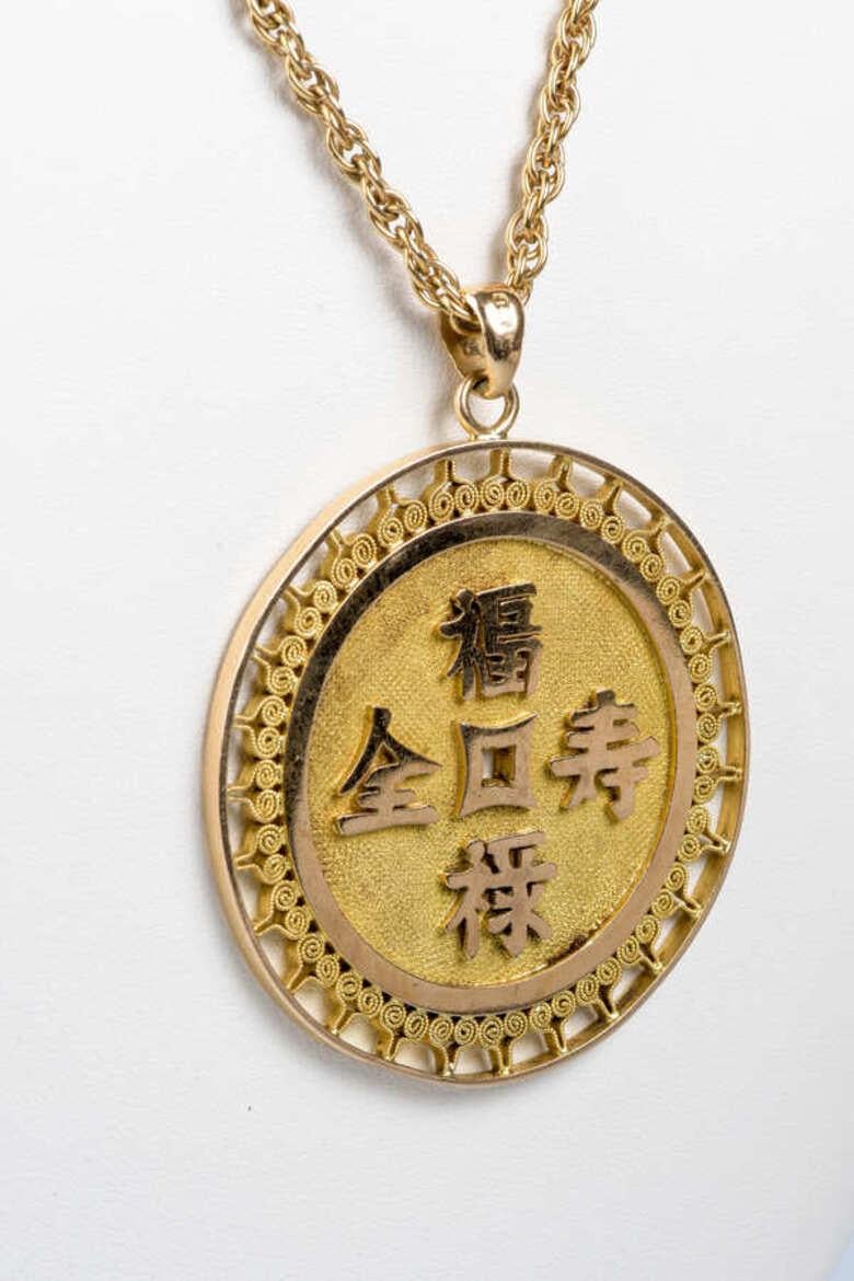 Women's 18-carat yellow gold necklace with a 18-carat yellow gold medallion pendant