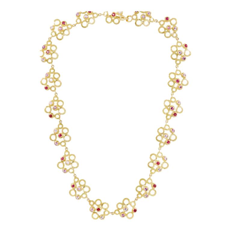 Collar de Oro Amarillo de 18 Quilates con Rubíes, Zafiros Rosas y Diamantes