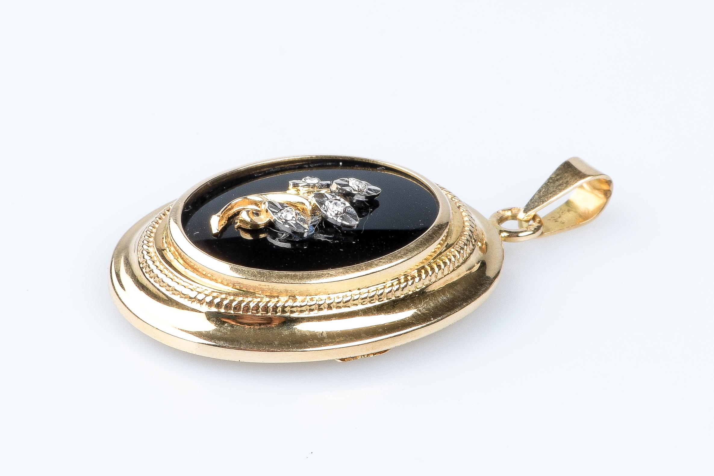 18 carat yellow gold pendant designed with with 1 onyx and 4 zirconium oxides.

Weight: 6.44 gr. 

Dimensions : 3.90 x 2.26 x 0.86 cm 

Jewel delivered with a luxurious box. 

Condition : Like new

18 carat gold eagle head hallmark on the jewel.