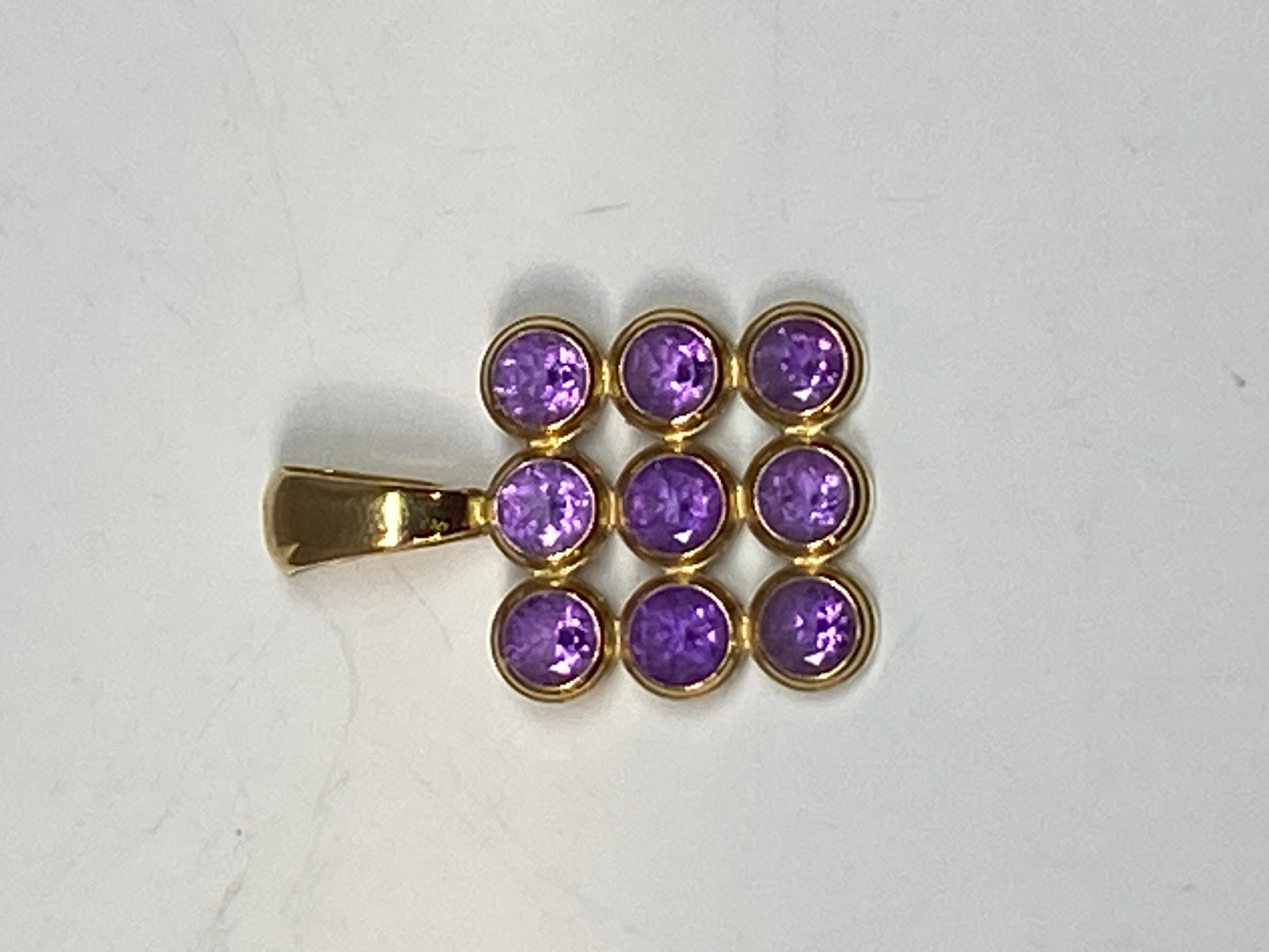 18 Carat Yellow Gold Pendant Set with 9 Amethysts In Good Condition For Sale In VERSAILLES, FR
