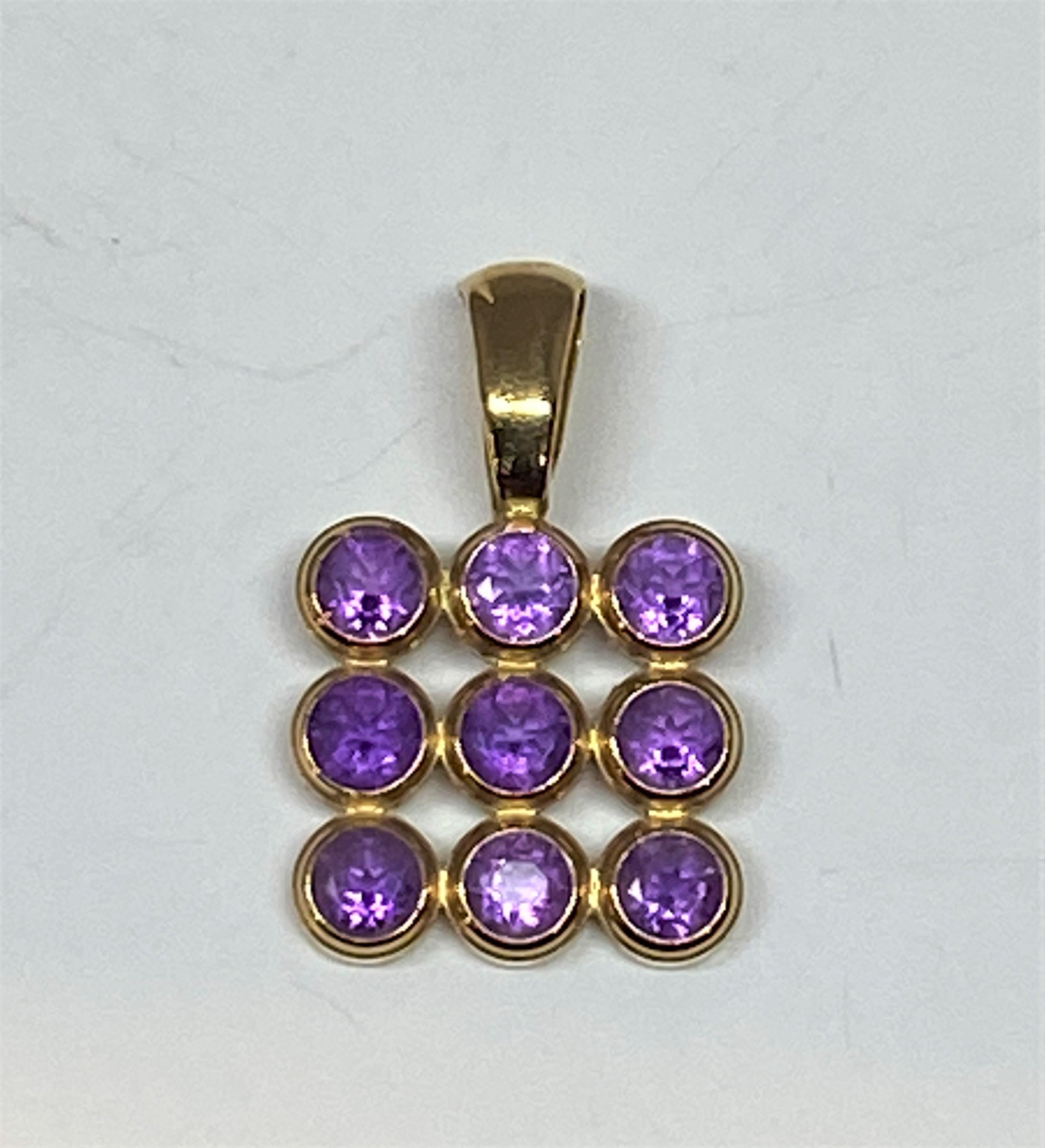 18 Carat Yellow Gold Pendant Set with 9 Amethysts For Sale 1