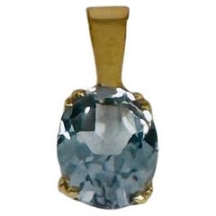 18 carat yellow gold pendant with oval facetted aquamarine