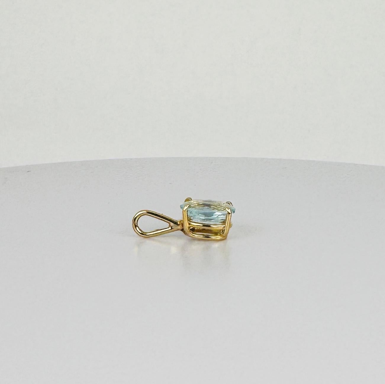Oval Cut 18 carat yellow gold pendant with oval facetted aquamarine For Sale