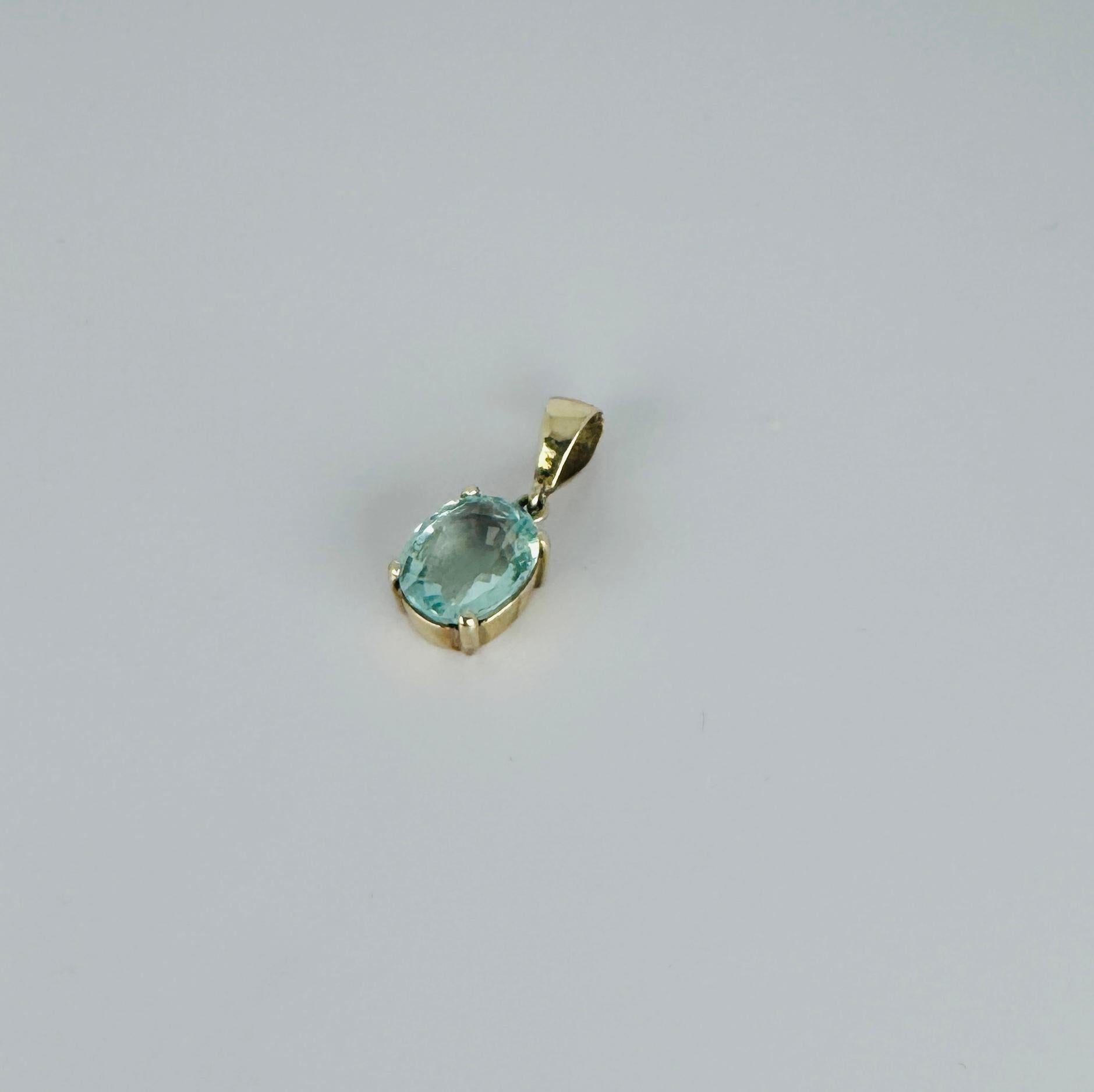 18 carat yellow gold pendant with oval facetted aquamarine For Sale 1