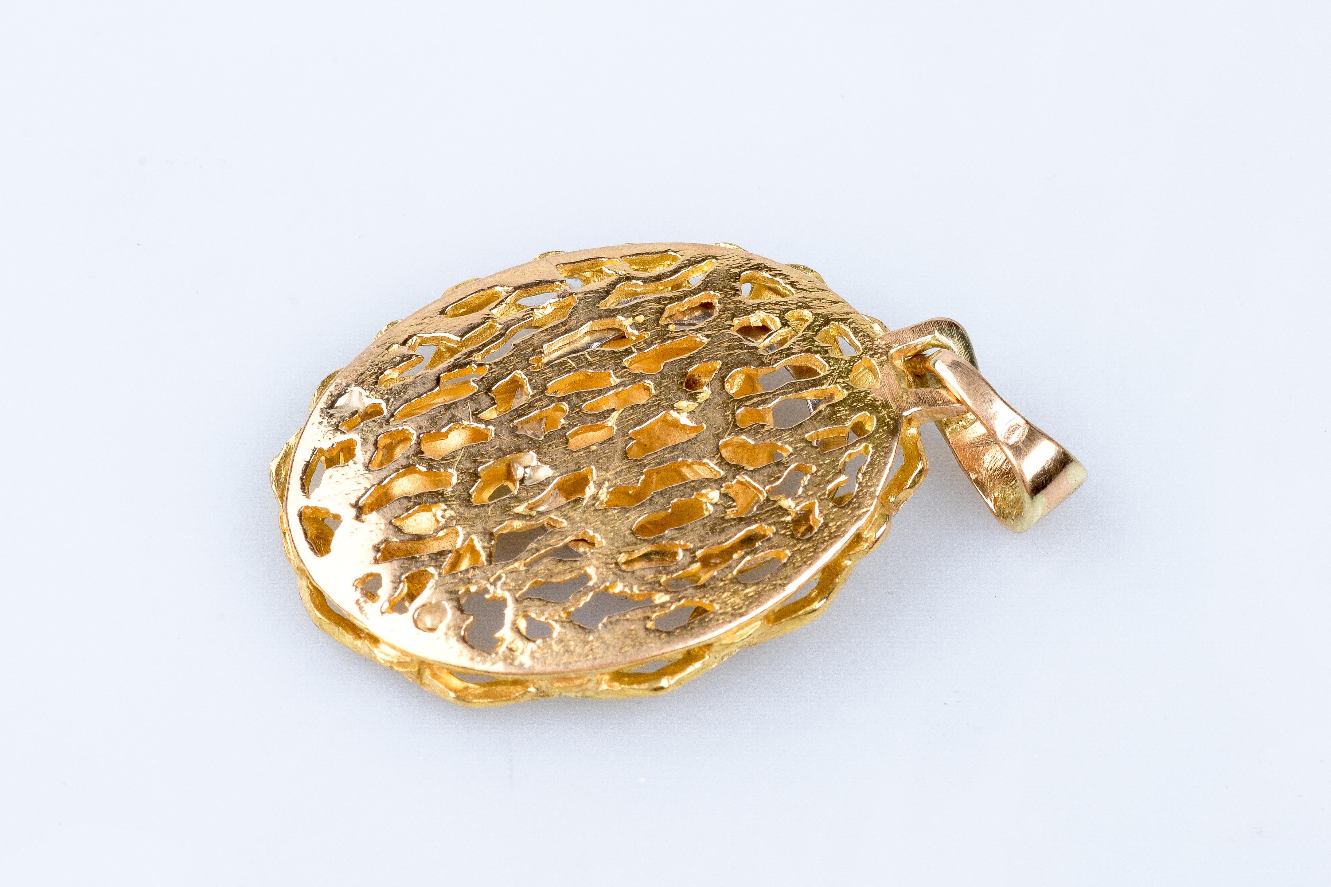 18 carat yellow gold religious Virgin filigree pendant For Sale 6