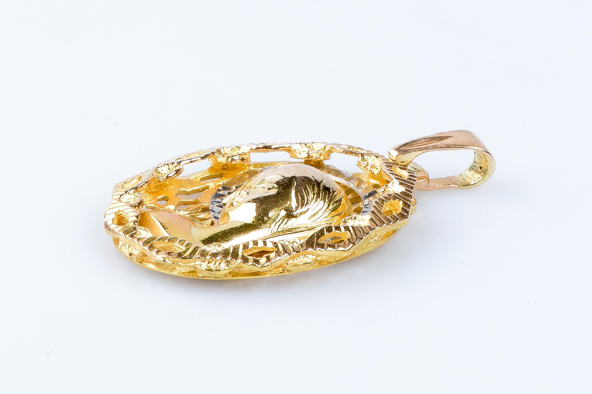 18 carat yellow gold religious Virgin filigree pendant For Sale 1
