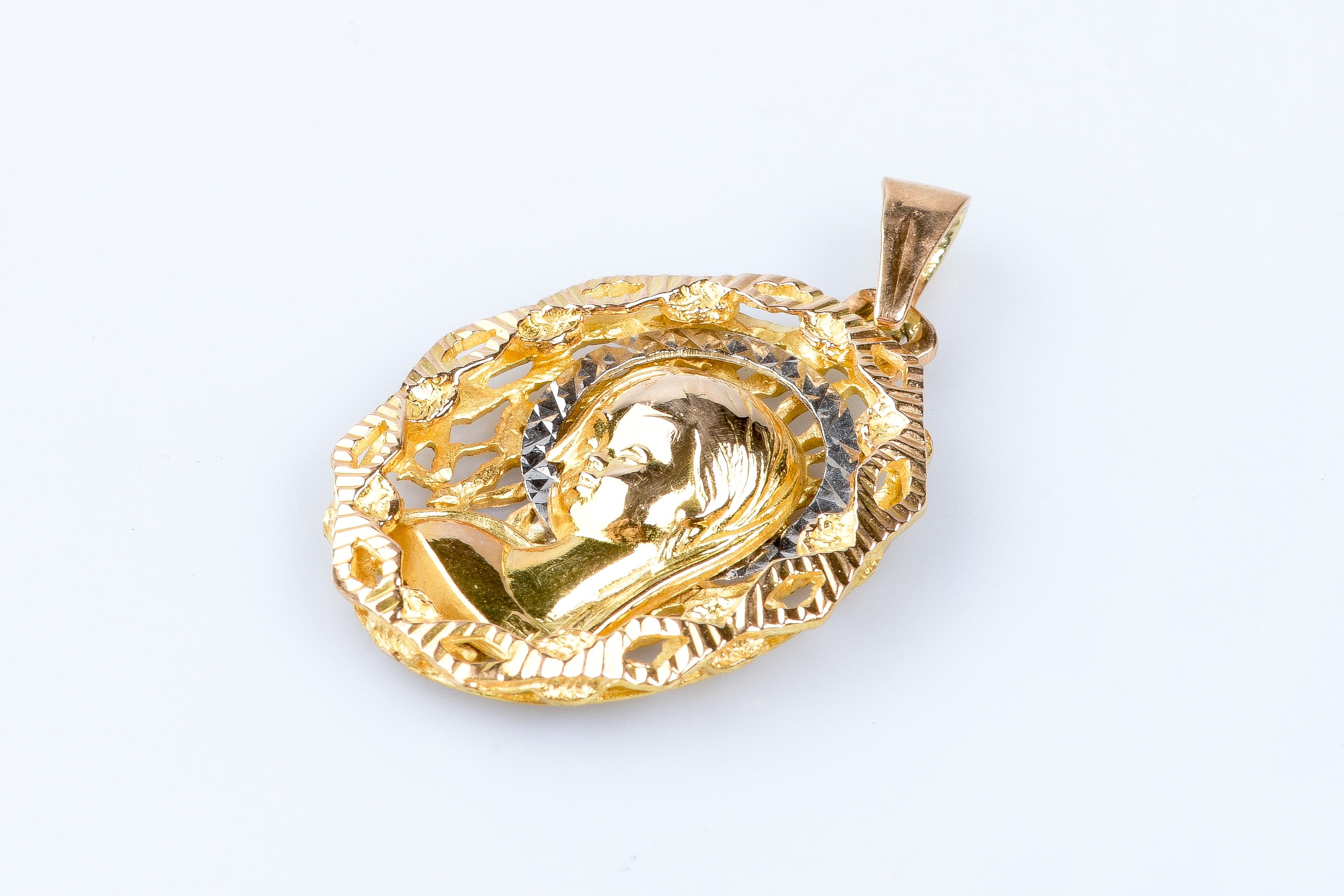 18 carat yellow gold religious Virgin filigree pendant For Sale 2