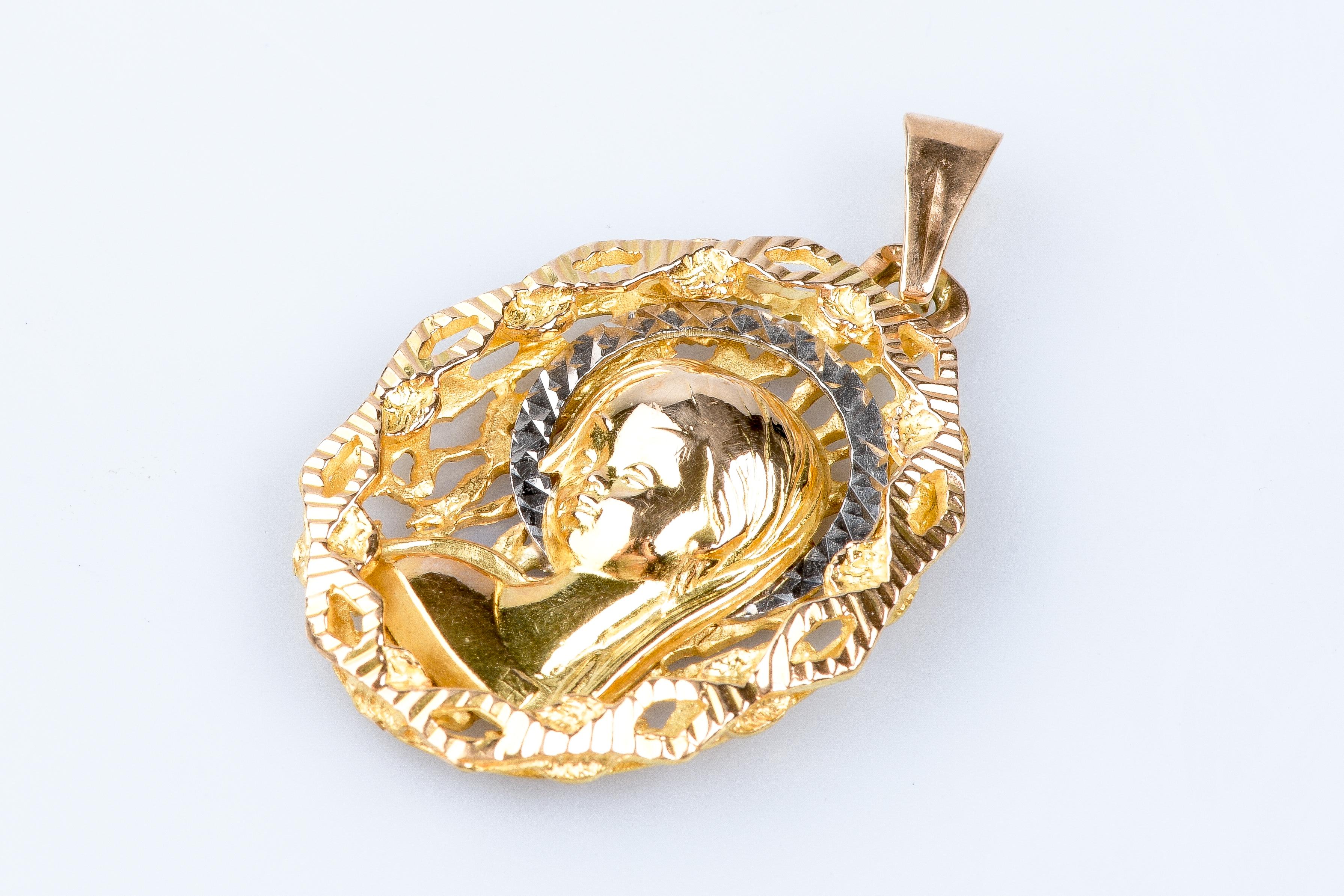18 carat yellow gold religious Virgin filigree pendant For Sale 3