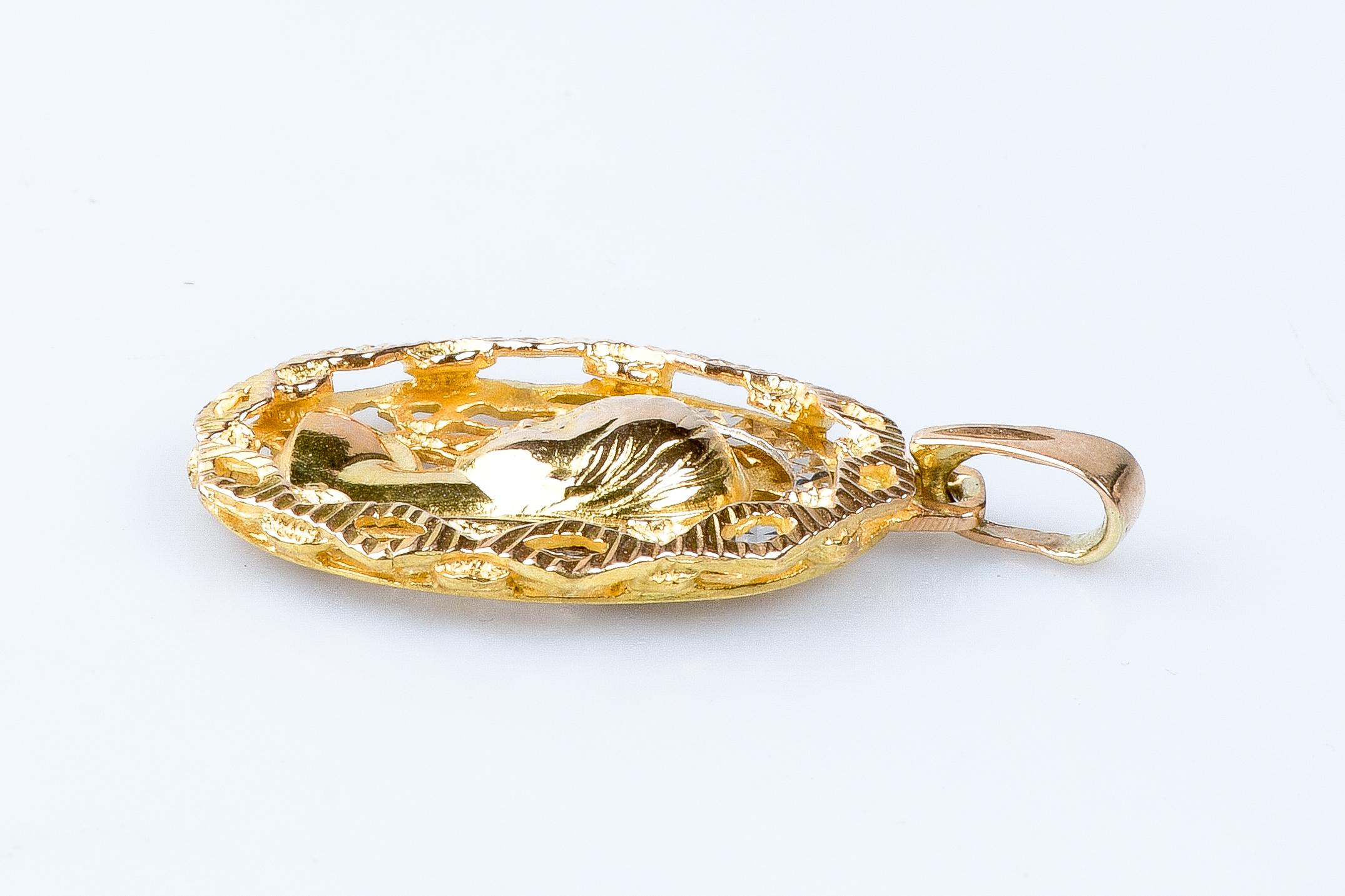 18 carat yellow gold religious Virgin filigree pendant For Sale 4