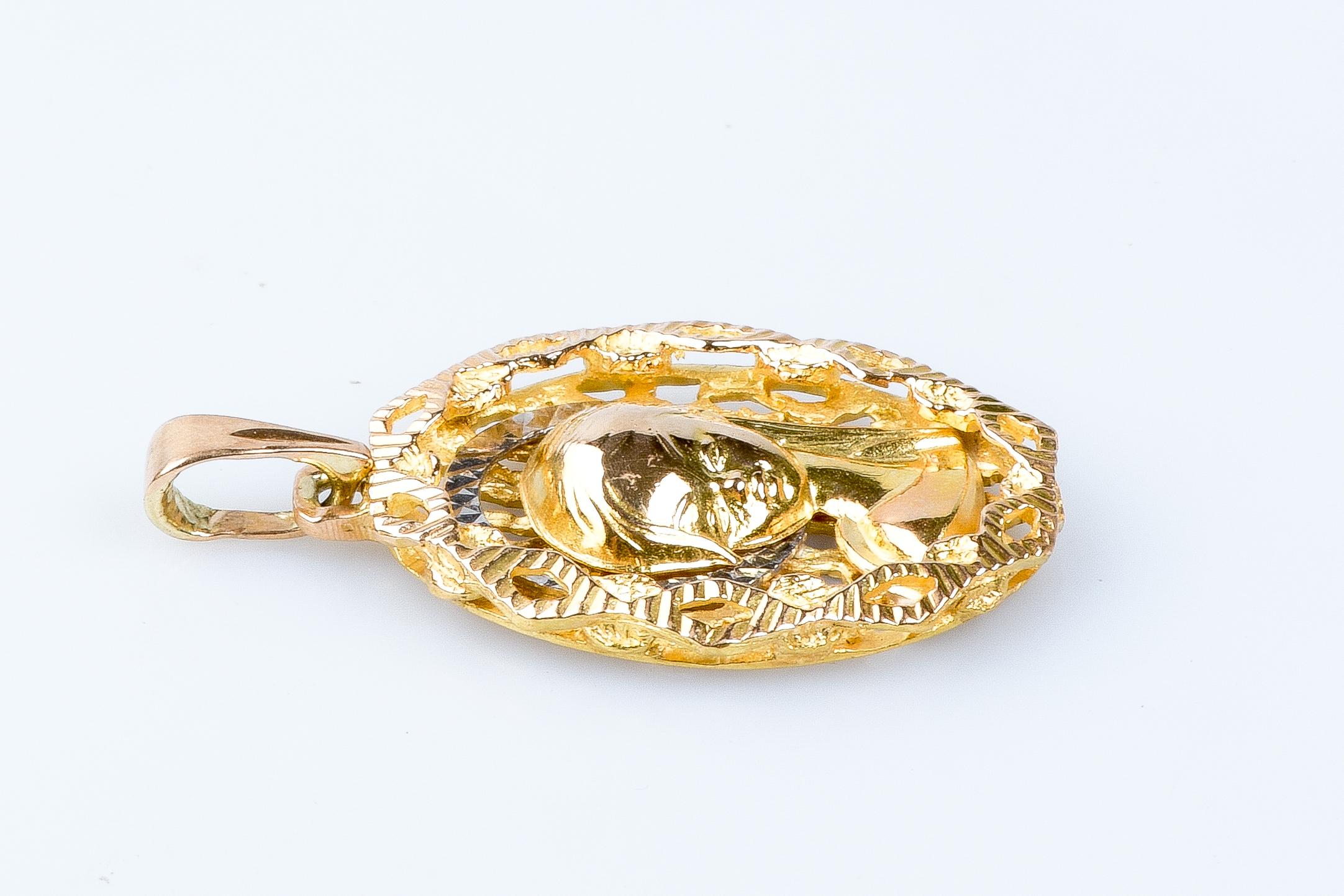 18 carat yellow gold religious Virgin filigree pendant For Sale 5