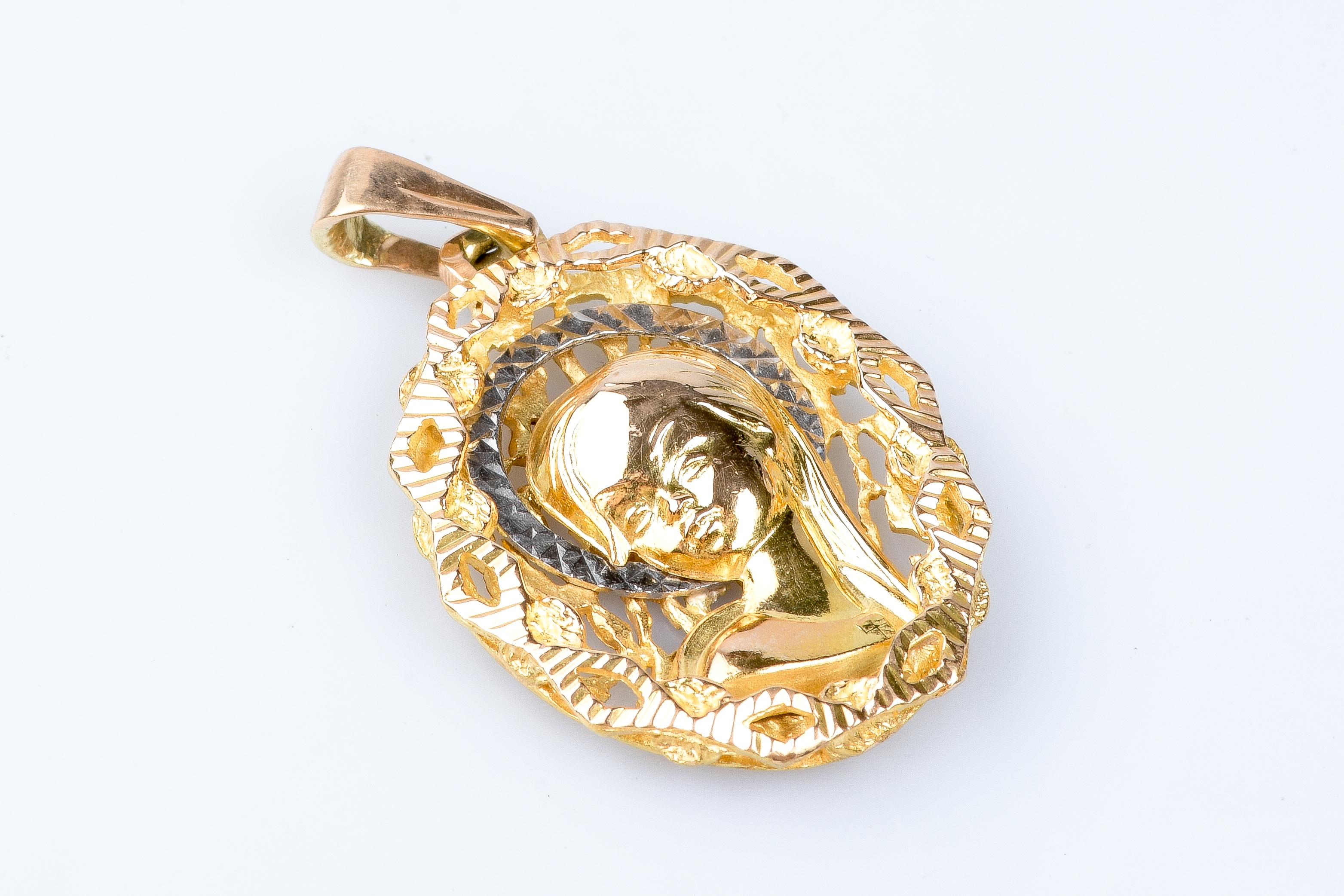 18 carat yellow gold religious Virgin filigree pendant For Sale
