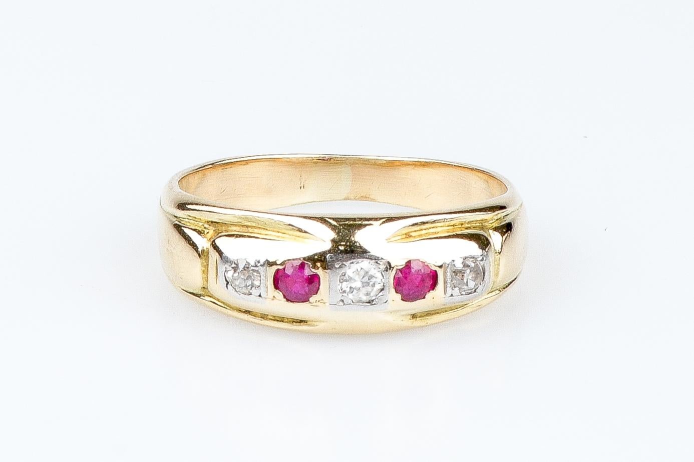 18 carat yellow gold ring designed with 2 round rubies weighing  0.06 carat, 1 round brillant cut diamond weighing 0.036 carat and 2 round brillant cut diamonds weighing 0.03 carat.

Quality of the diamond:
Color : H
Clarity : SI

 Weight : 3.70 gr.
