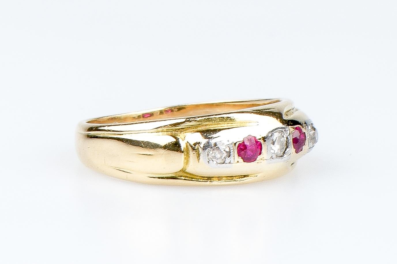 Round Cut 18 carat yellow gold ring - 0.06 carat rubies and 0.066 carat diamonds For Sale