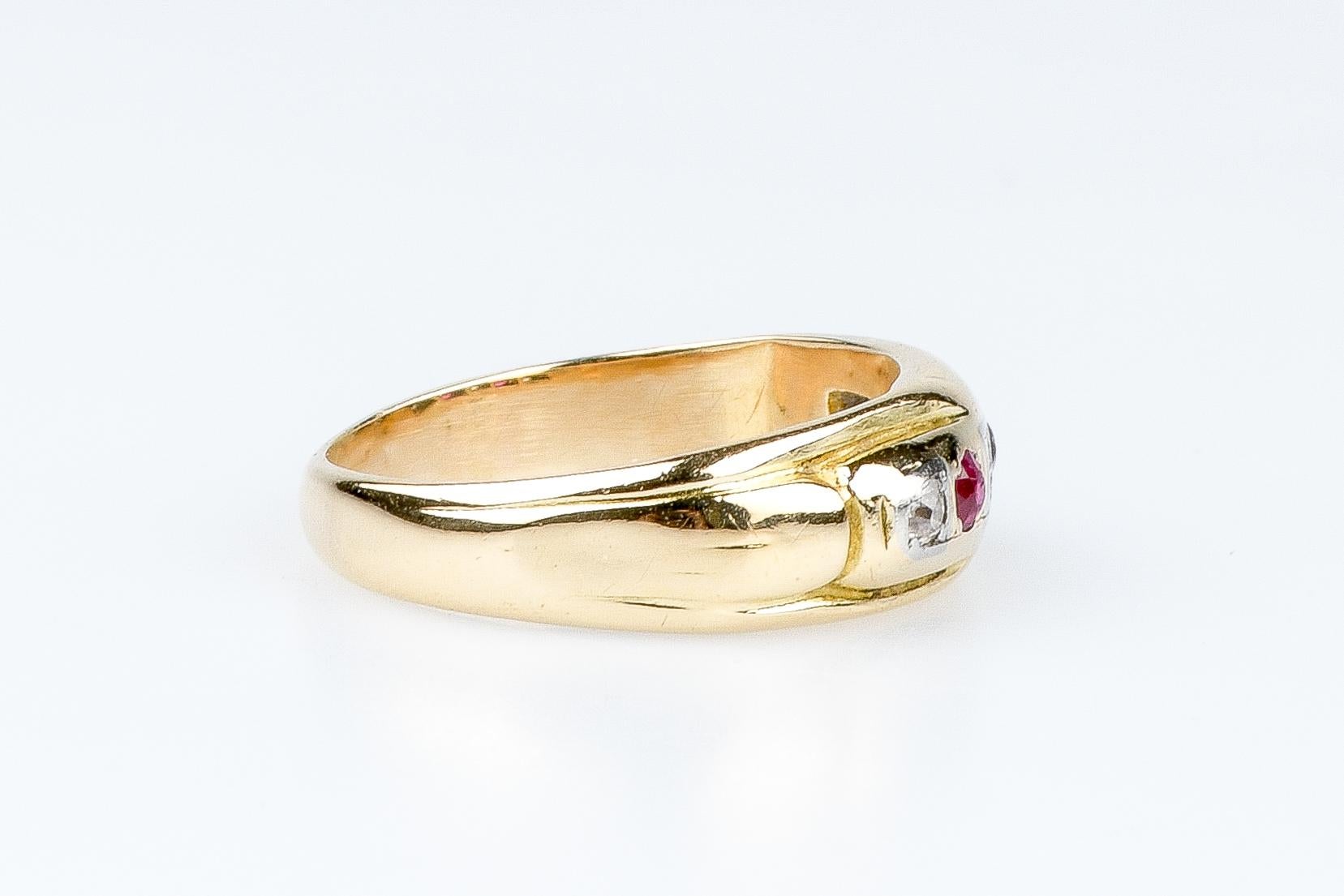 18 carat yellow gold ring - 0.06 carat rubies and 0.066 carat diamonds In Excellent Condition For Sale In Monte-Carlo, MC