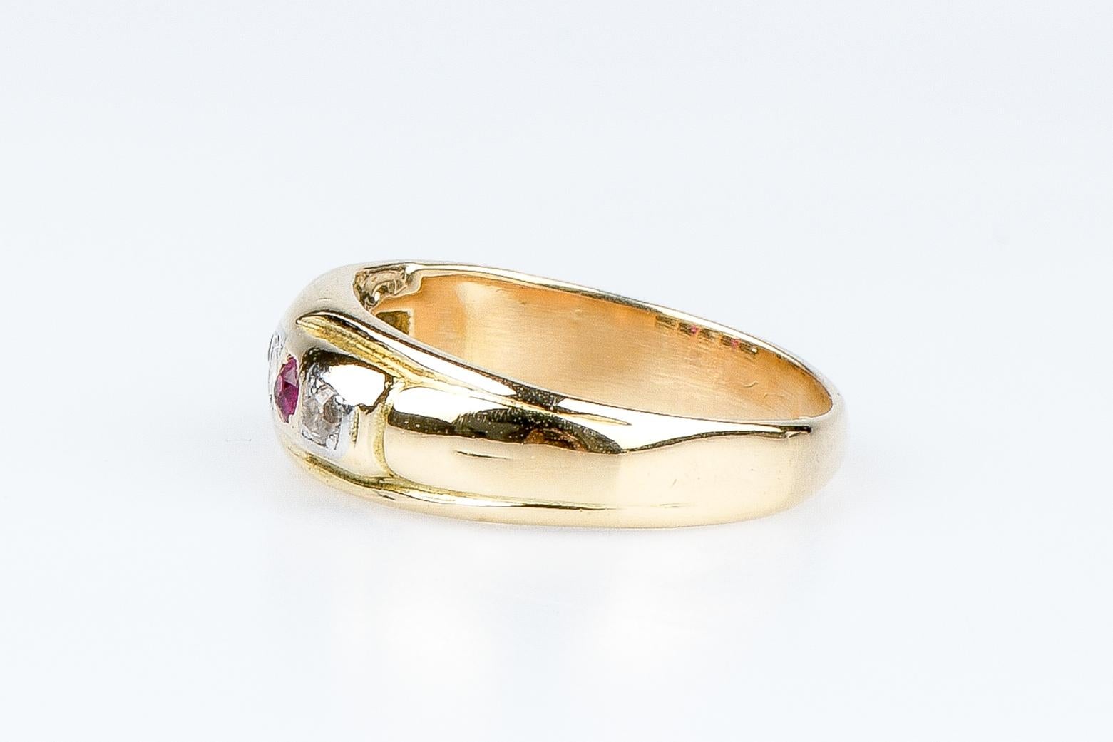 Women's 18 carat yellow gold ring - 0.06 carat rubies and 0.066 carat diamonds For Sale