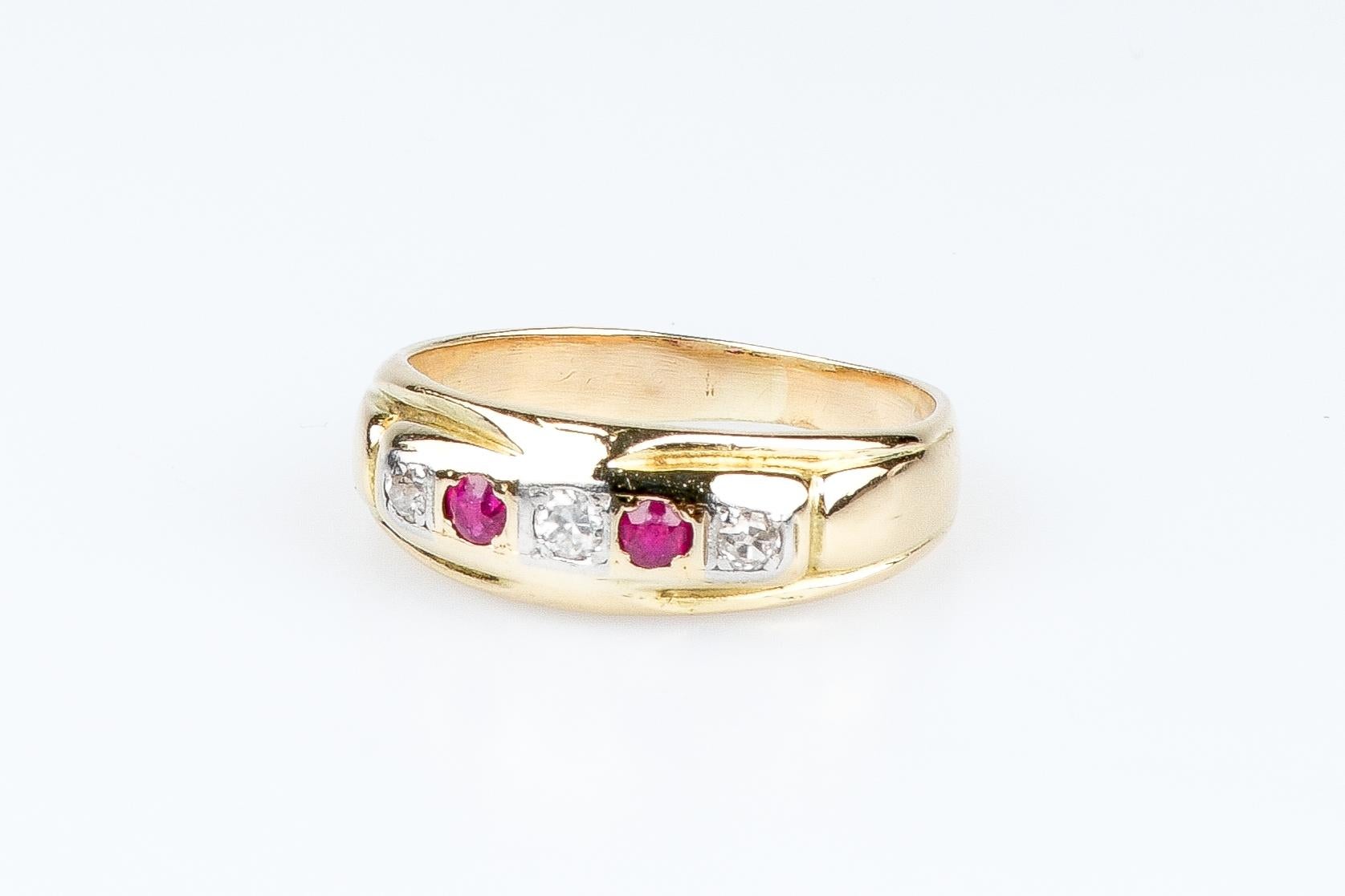 18 carat yellow gold ring - 0.06 carat rubies and 0.066 carat diamonds For Sale 1