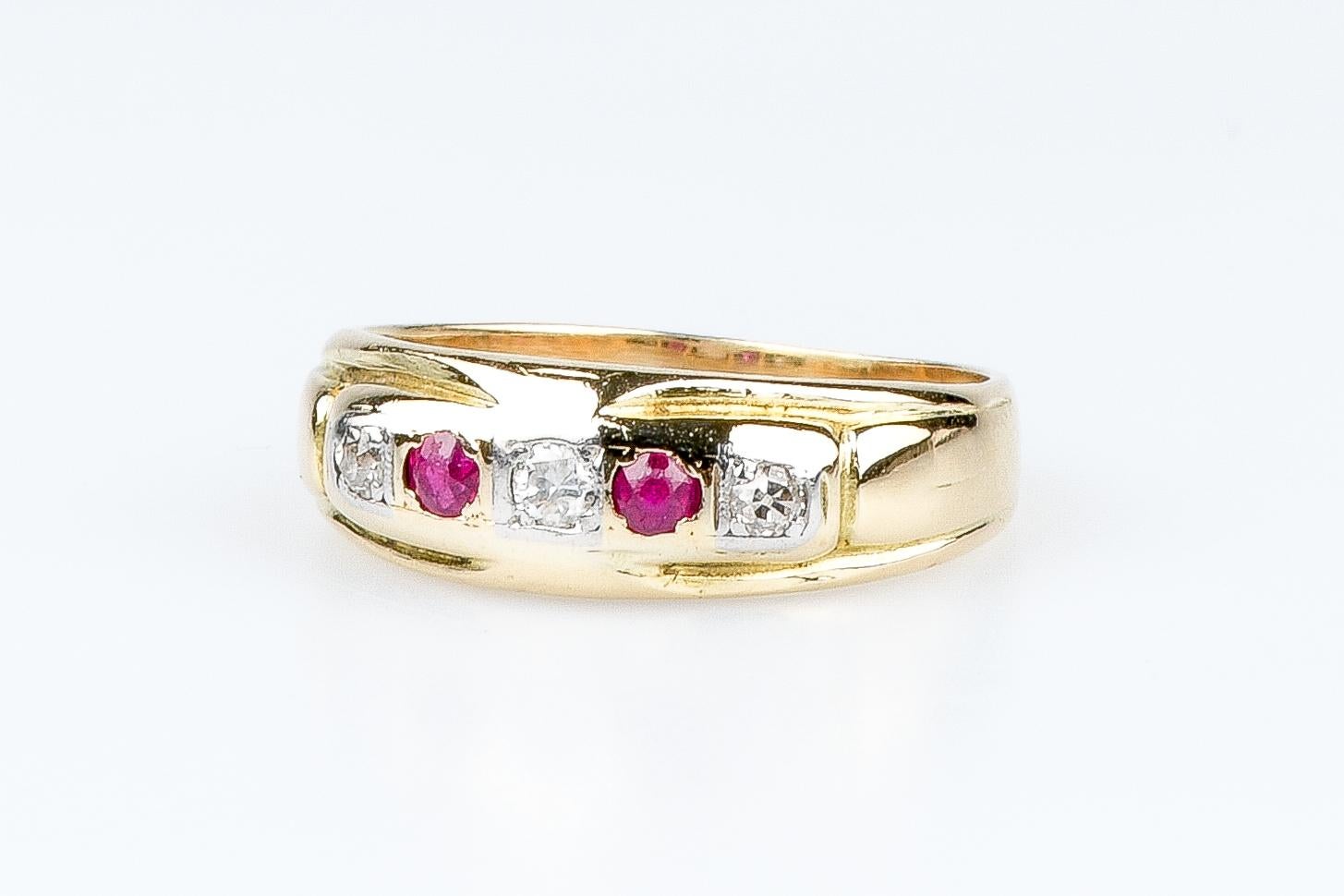 18 carat yellow gold ring - 0.06 carat rubies and 0.066 carat diamonds For Sale 2