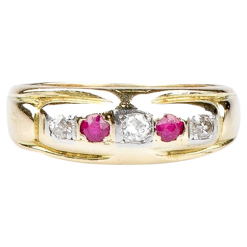 18 carat yellow gold ring - 0.06 carat rubies and 0.066 carat diamonds For Sale