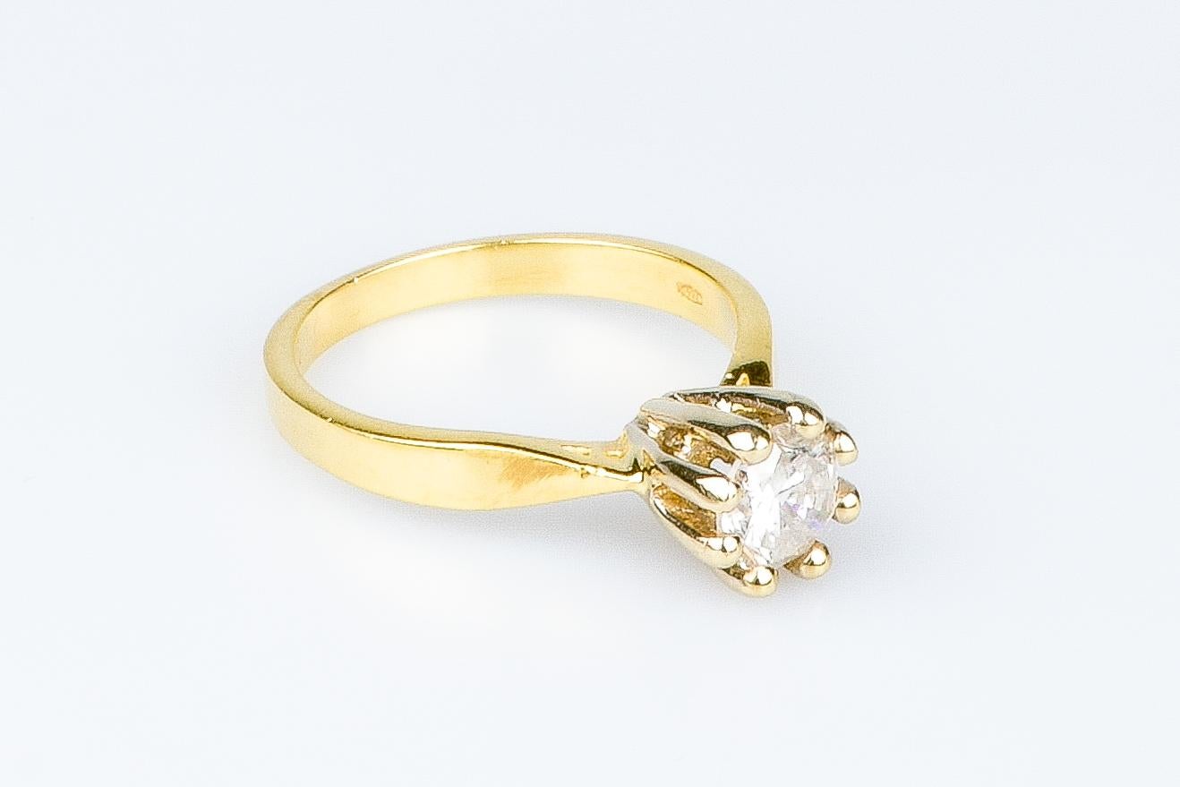 18 carat yellow gold ring designed with 1 round brillant cut diamond weighing 0.90 carat.

Quality of the diamond:
Color : I
Clarity : SI

 Weight : 4.30 gr. 

Size: EU : 54 - SP/IT : 14 - US : 7

Dimensions : 0.64 x 0.64 cm
Width : 0.24 cm

Jewel