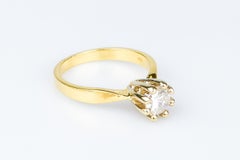 18 carat yellow gold ring designed with 0.90 carat diamond
