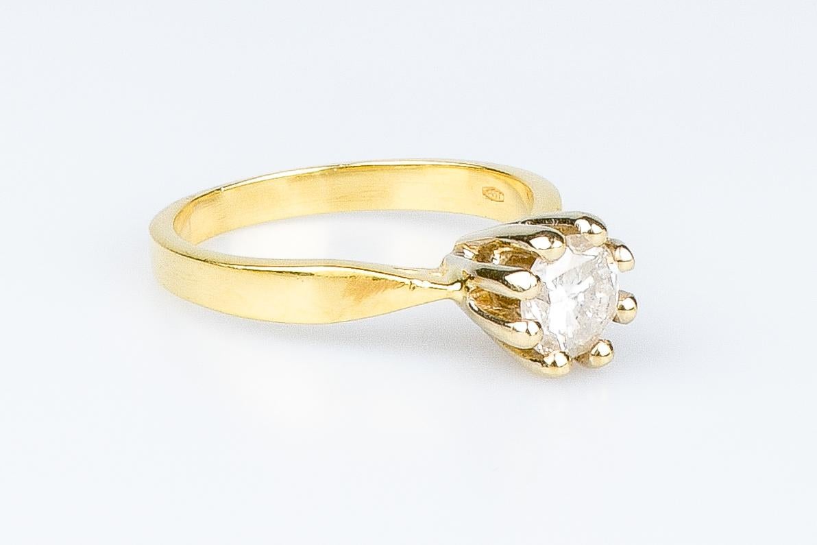 Anillo de oro amarillo de 18 quilates diseñado con un diamante de 0,90 quilates Corte redondo en venta