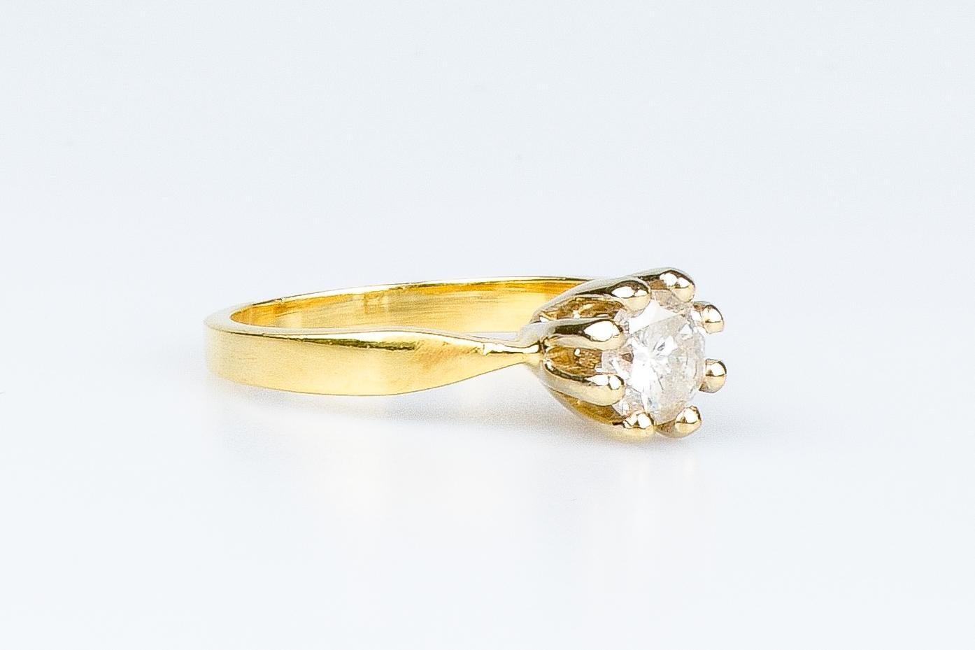 Round Cut 18 carat yellow gold ring designed with 0.90 carat diamond For Sale
