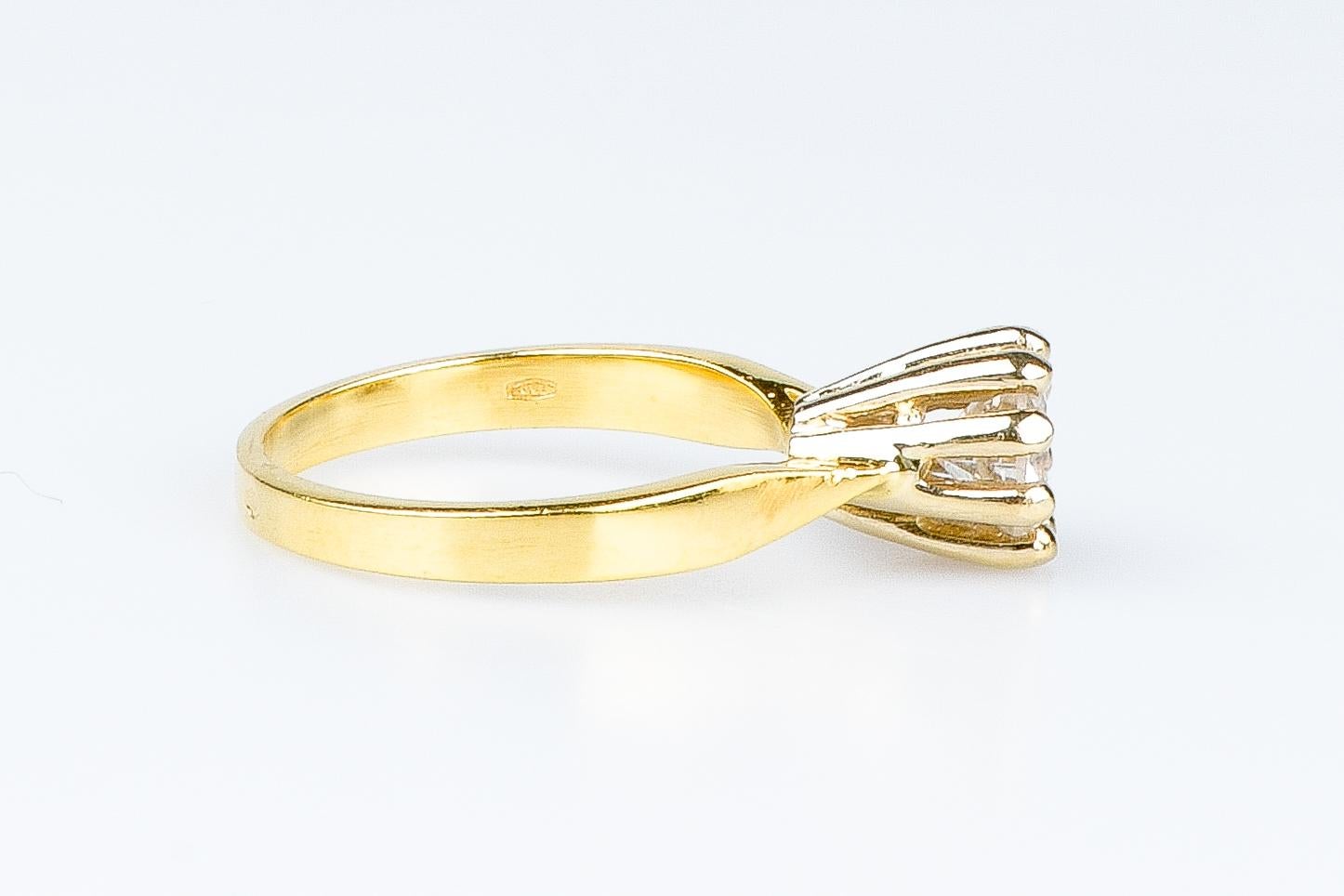 18 carat yellow gold ring designed with 0.90 carat diamond In Excellent Condition For Sale In Monte-Carlo, MC