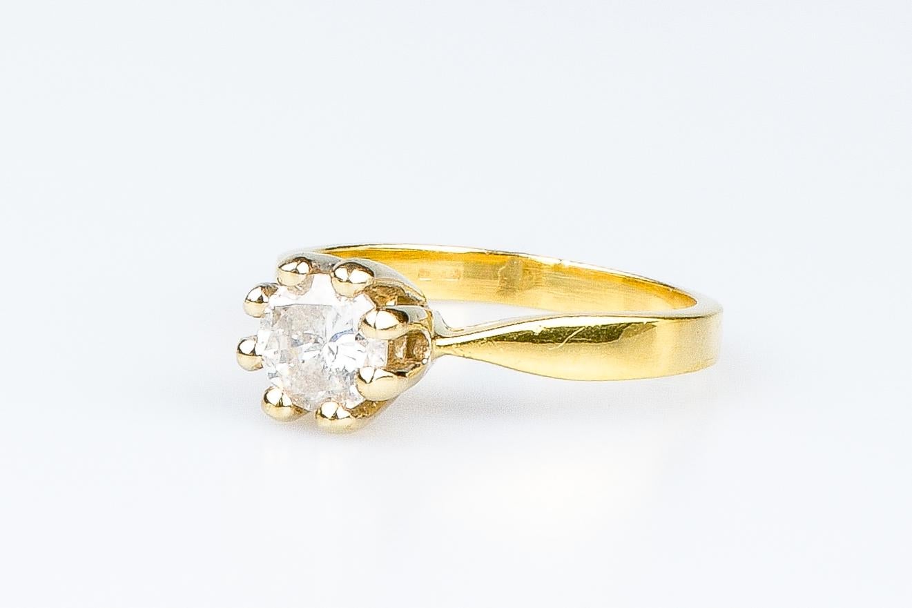 18 carat yellow gold ring designed with 0.90 carat diamond For Sale 2