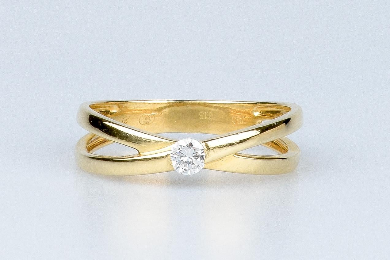 18 carat yellow gold ring designed with 1 round brilliant cut diamond weighing 0.15 carats. 

Quality of the diamond
Color: H
Clarity: VS

Weight : 3.40 gr. 

Size: EU: 60 - ESP/IT: 20 - US: 9.5

Dimensions: 0.35 x 0.60 cm
Width of the ring : 0.33
