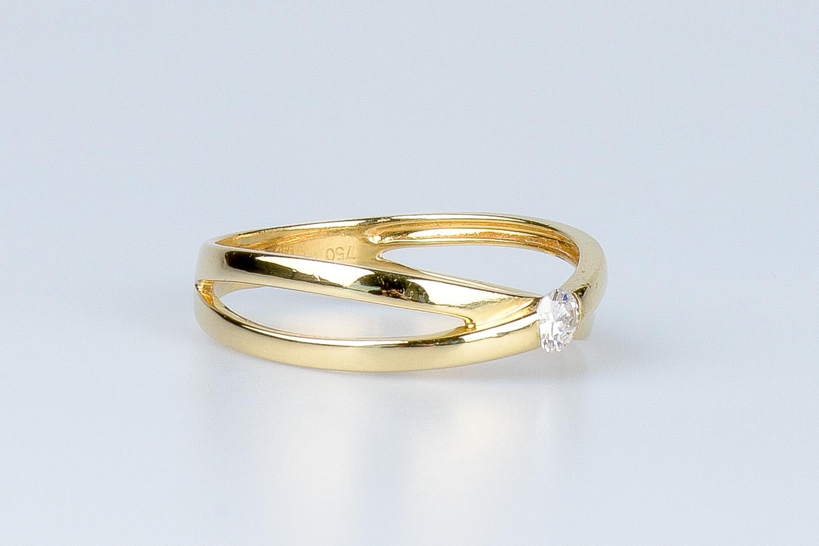 Bague en or jaune 18 carats ornée d'un diamant rond brillant en forme de courbe en vente 1