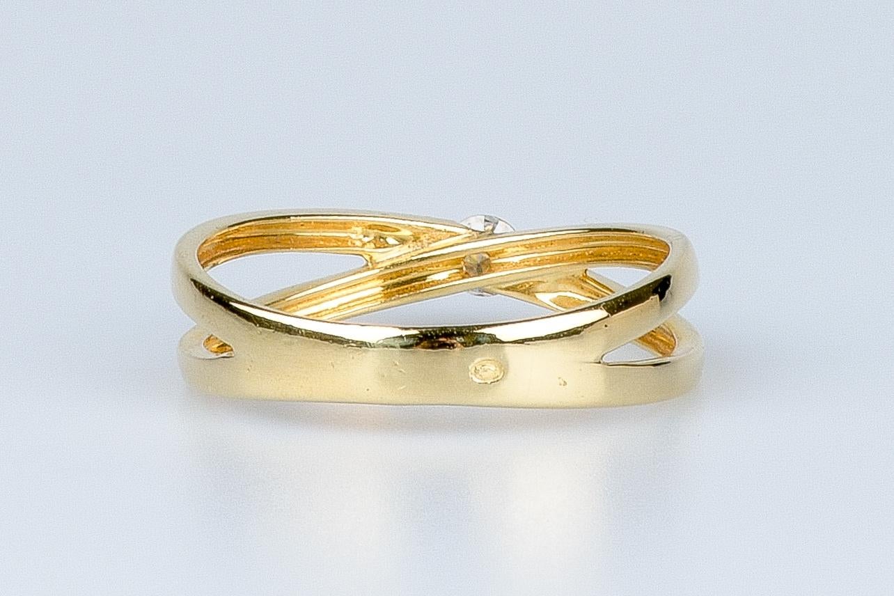 Bague en or jaune 18 carats ornée d'un diamant rond brillant en forme de courbe en vente 3
